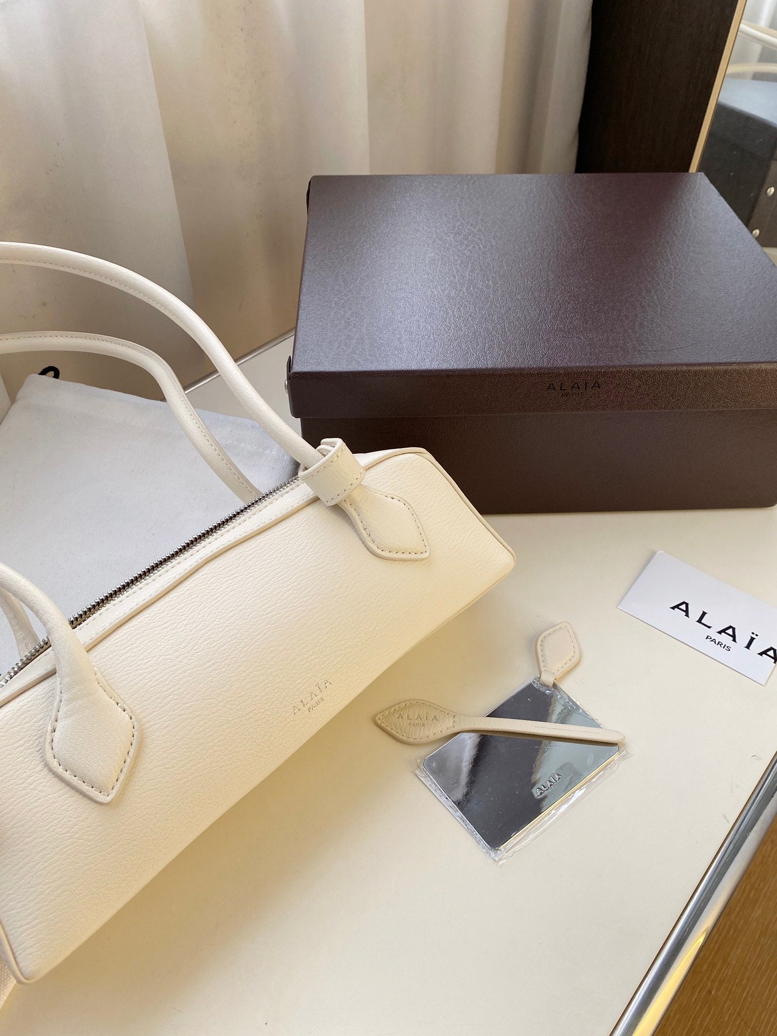 Sleek "Le Teckel" Style Shoulder Bag (Premium Quality)