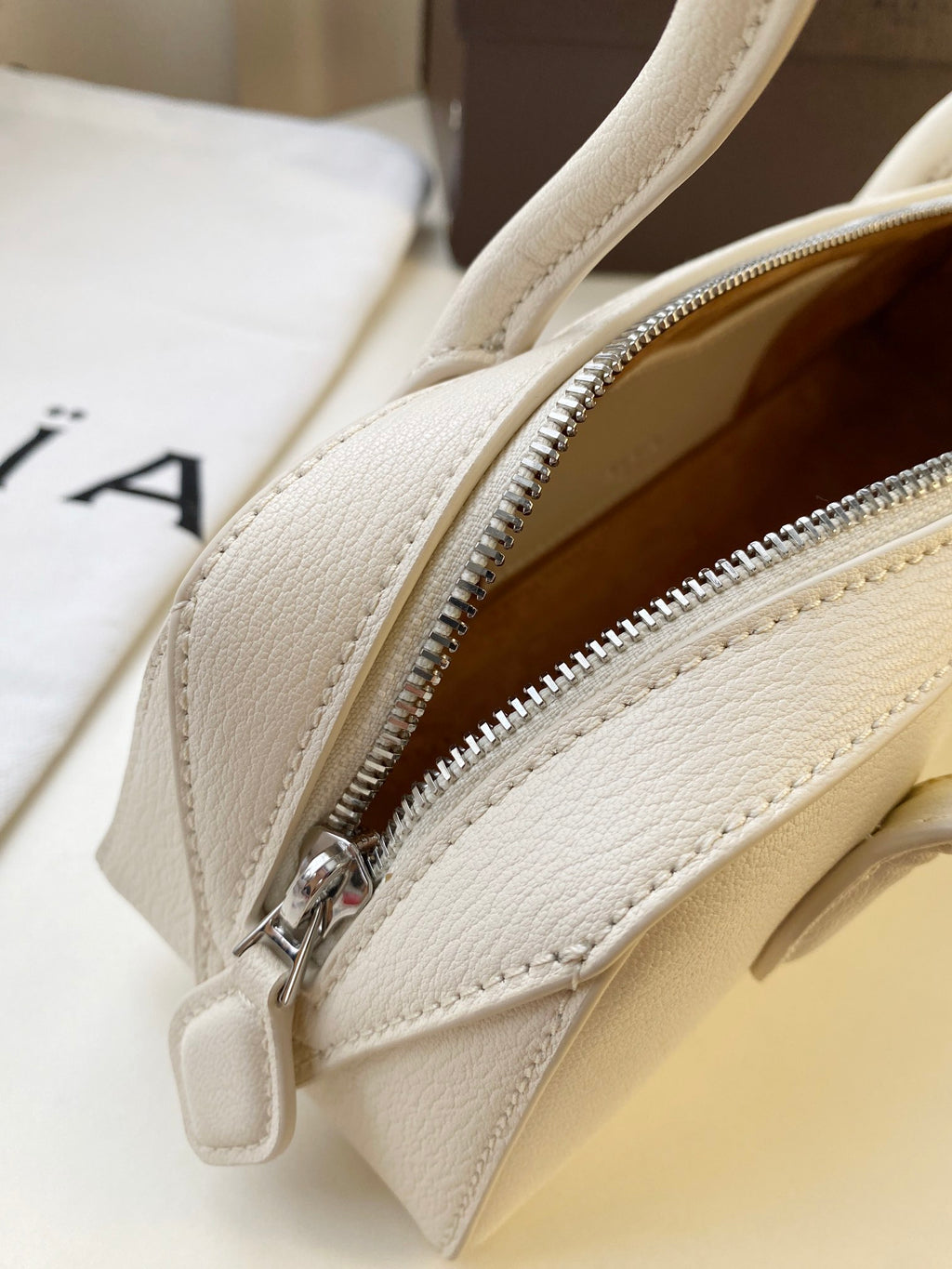 Sleek "Le Teckel" Style Shoulder Bag (Premium Quality)