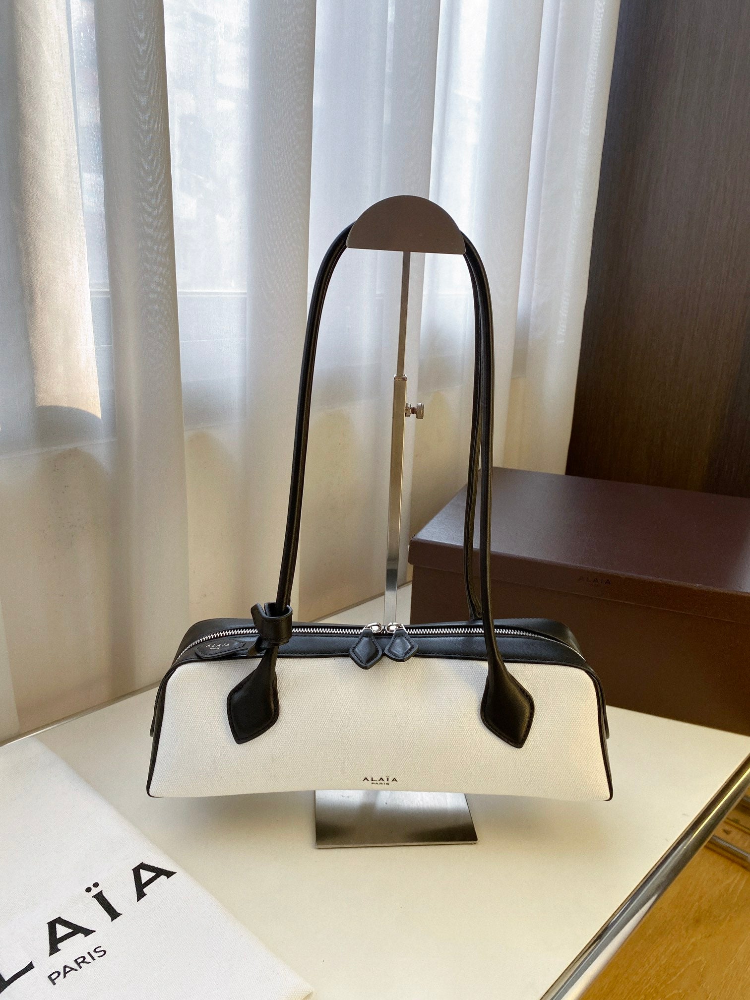 Sleek "Le Teckel" Style Shoulder Bag (Premium Quality)