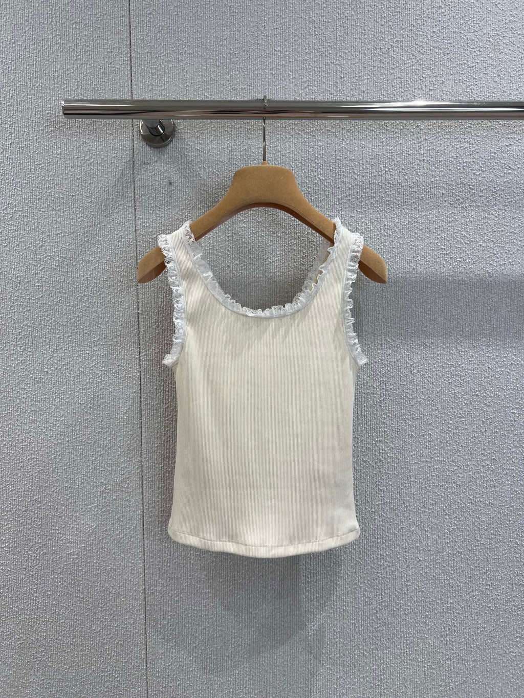 MM Chic ruffle-trim crop tank top