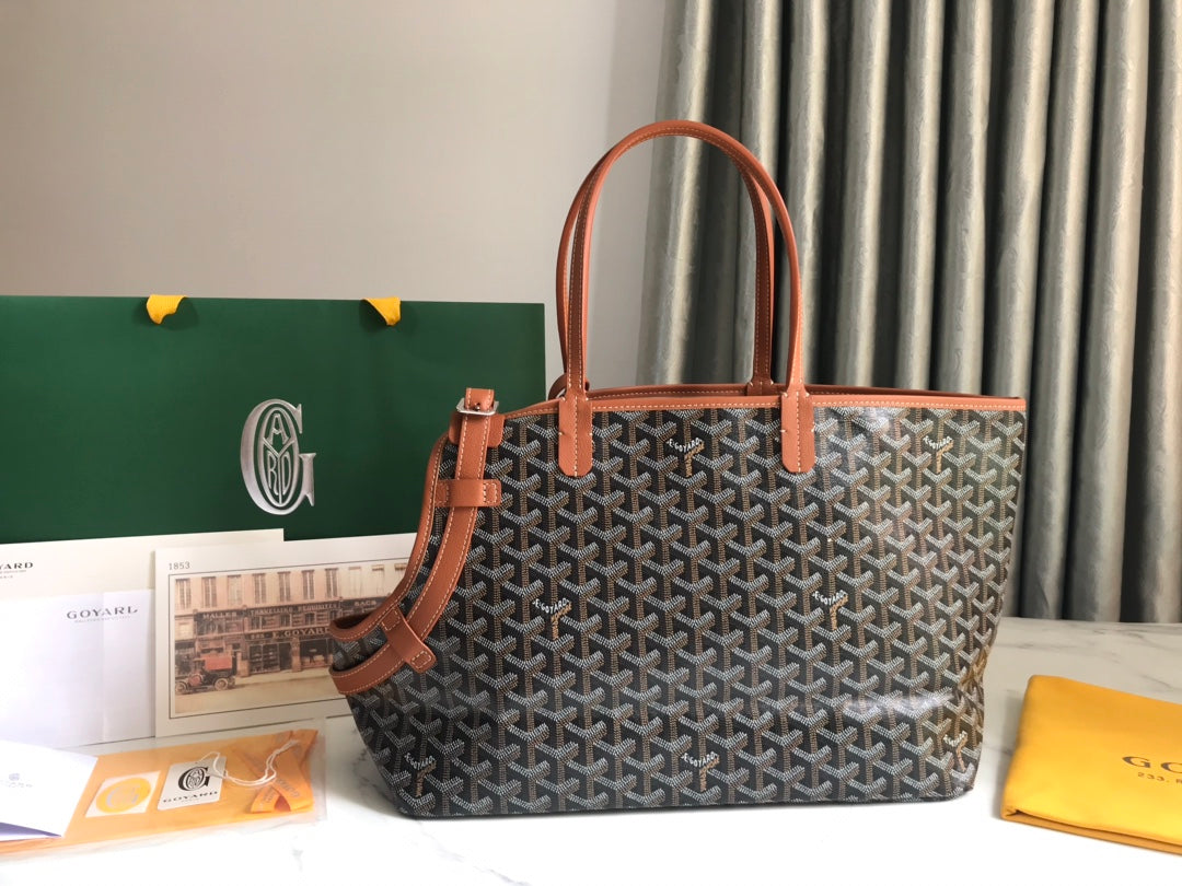 Chien Gris & Pocket Pet Carrier