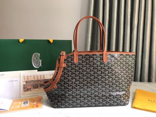 Chien Gris & Pocket Pet Carrier