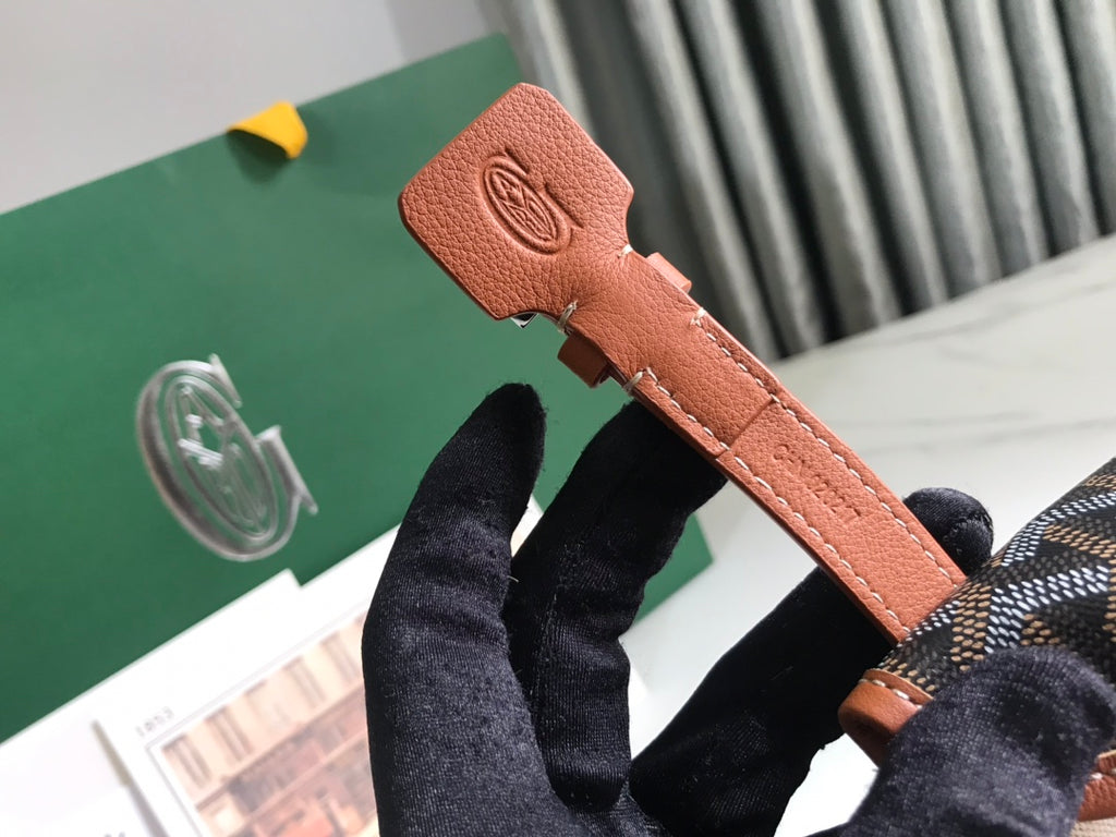 Chien Gris & Pocket Pet Carrier