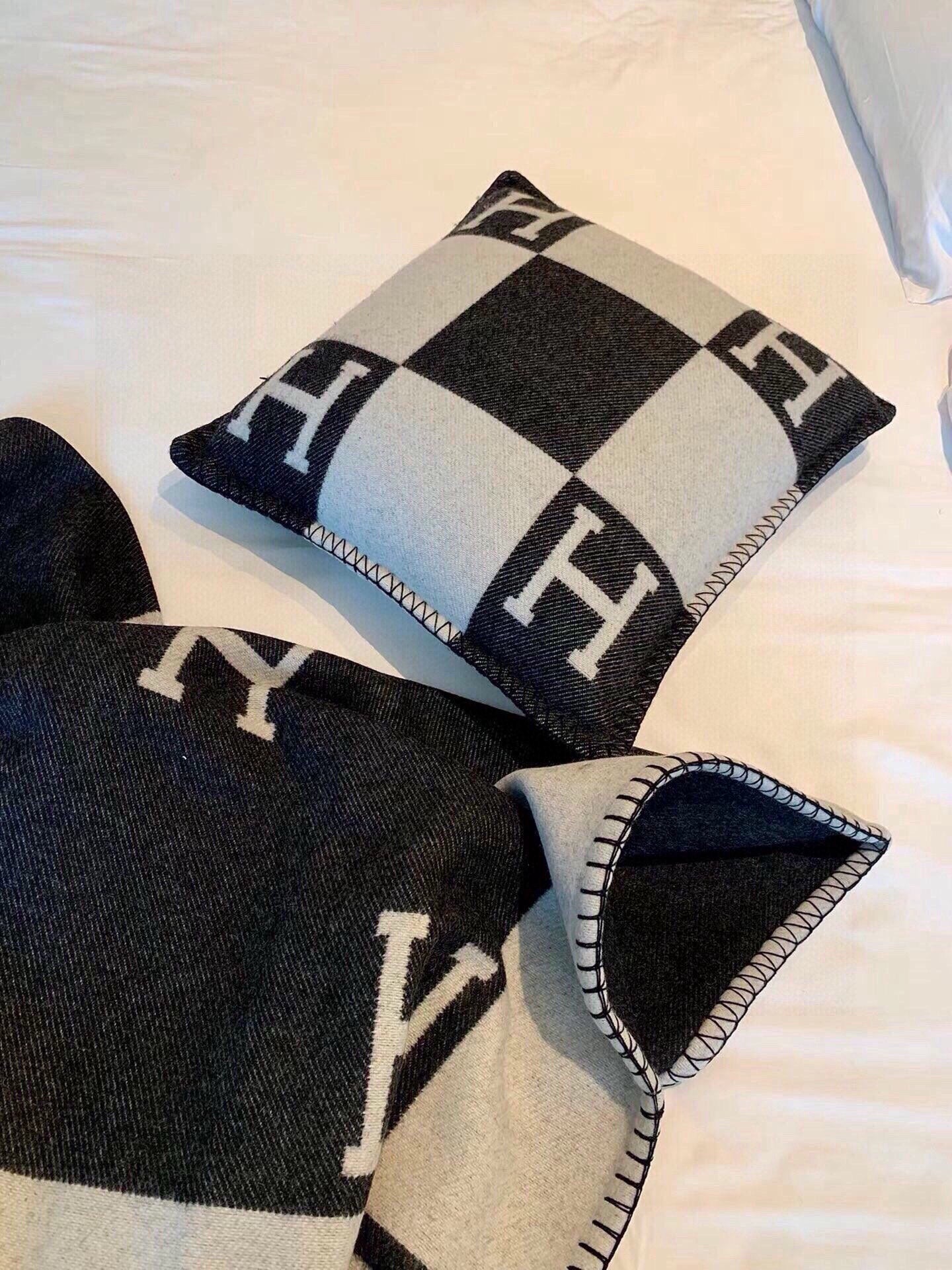 Luxury Premium Cashmere Jacquard Throw Blanket +Pillow