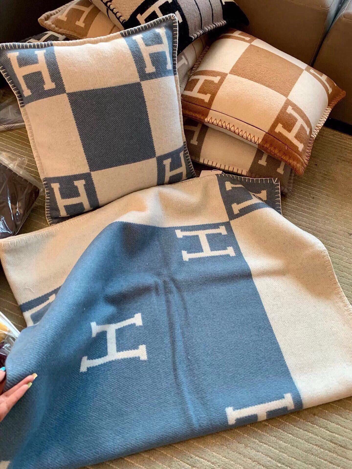 Luxury Premium Cashmere Jacquard Throw Blanket +Pillow