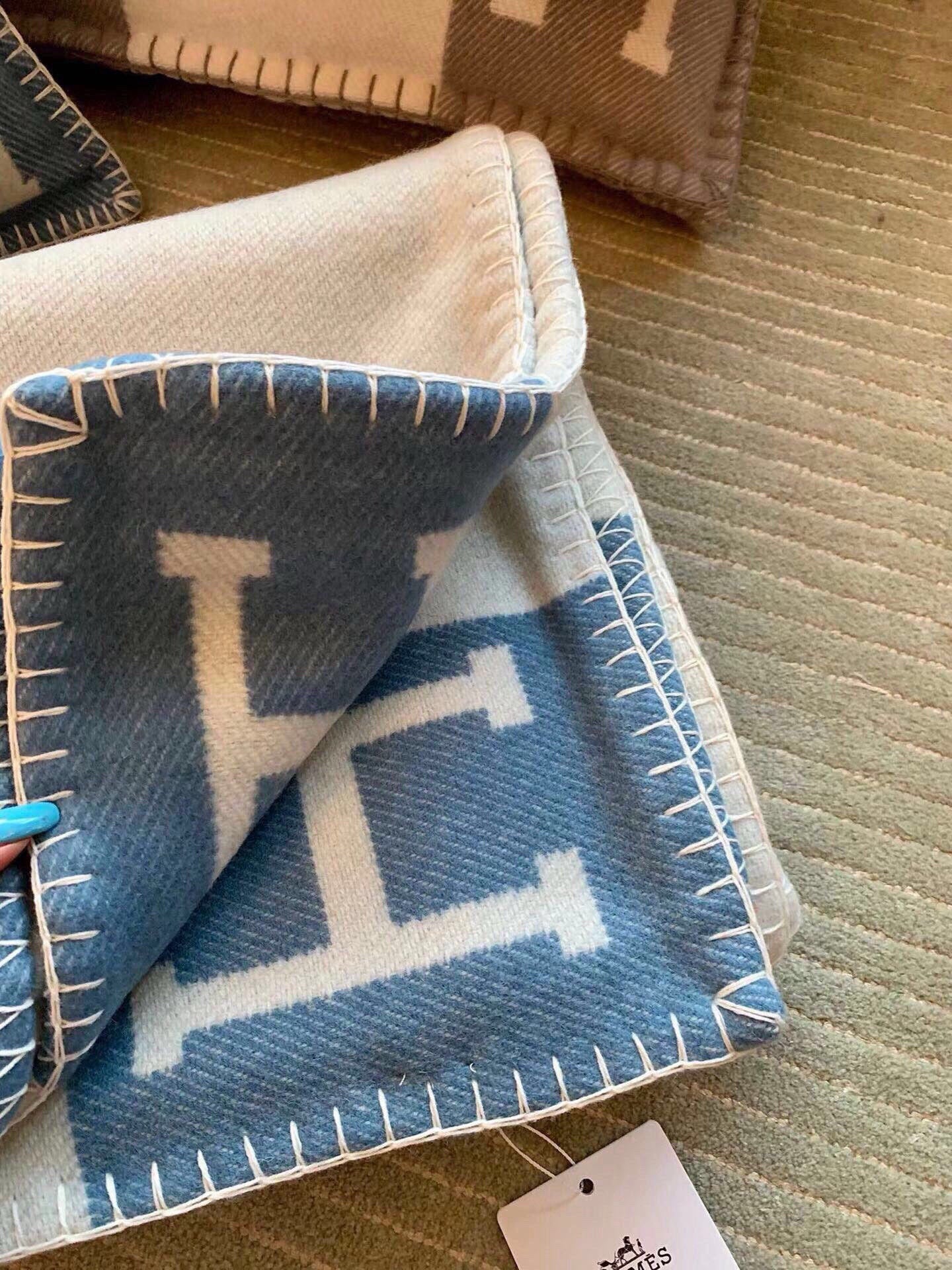 Luxury Premium Cashmere Jacquard Throw Blanket +Pillow