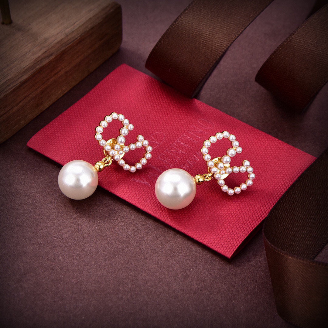 Elegant Gold Stud Earrings – Modern & Timeless Design
