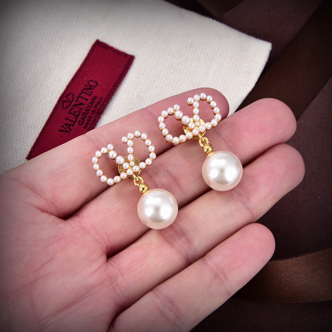 Elegant Gold Stud Earrings – Modern & Timeless Design