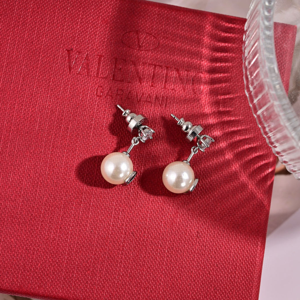 Elegant Gold-Tone Stud Earrings – Timeless & Versatile