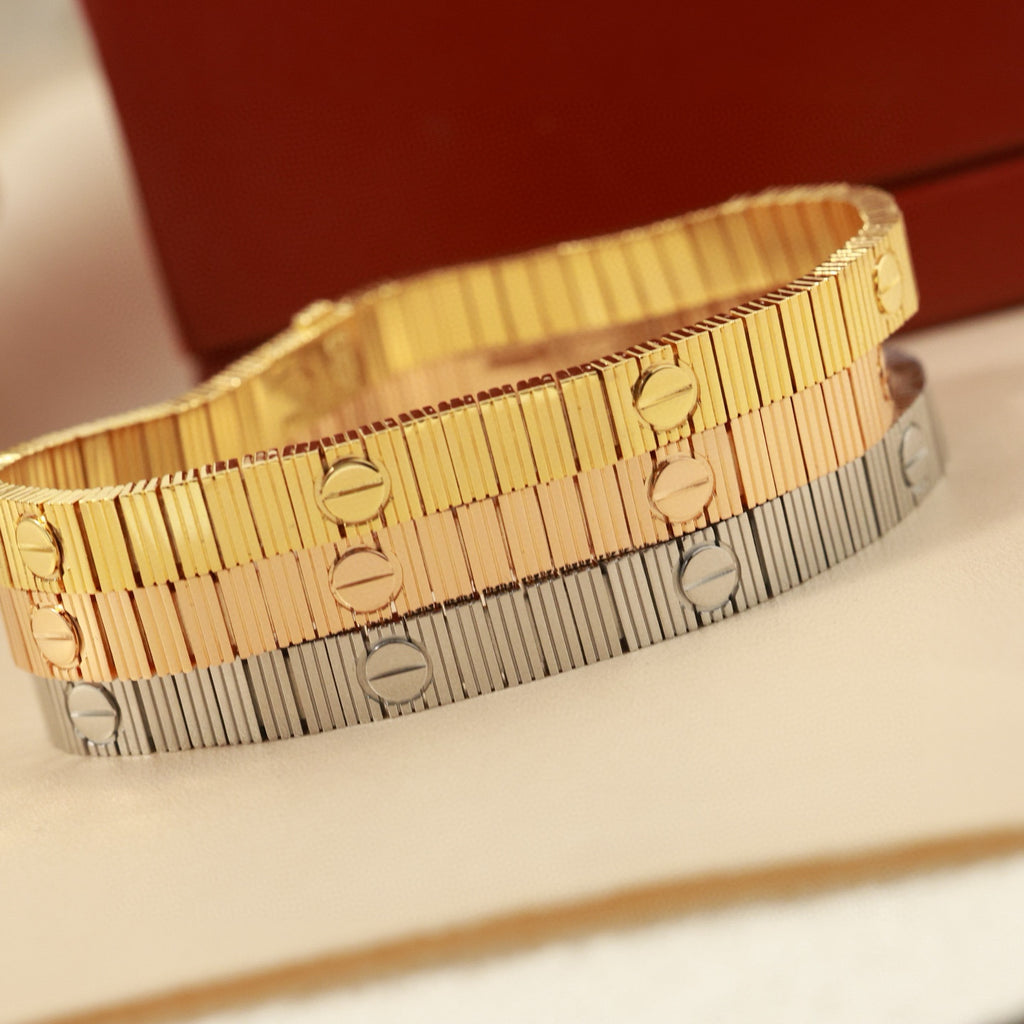 LOVE Unlimited Bracelet | Snake Bone Chain Design