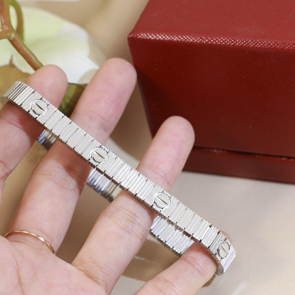 LOVE Unlimited Bracelet | Snake Bone Chain Design