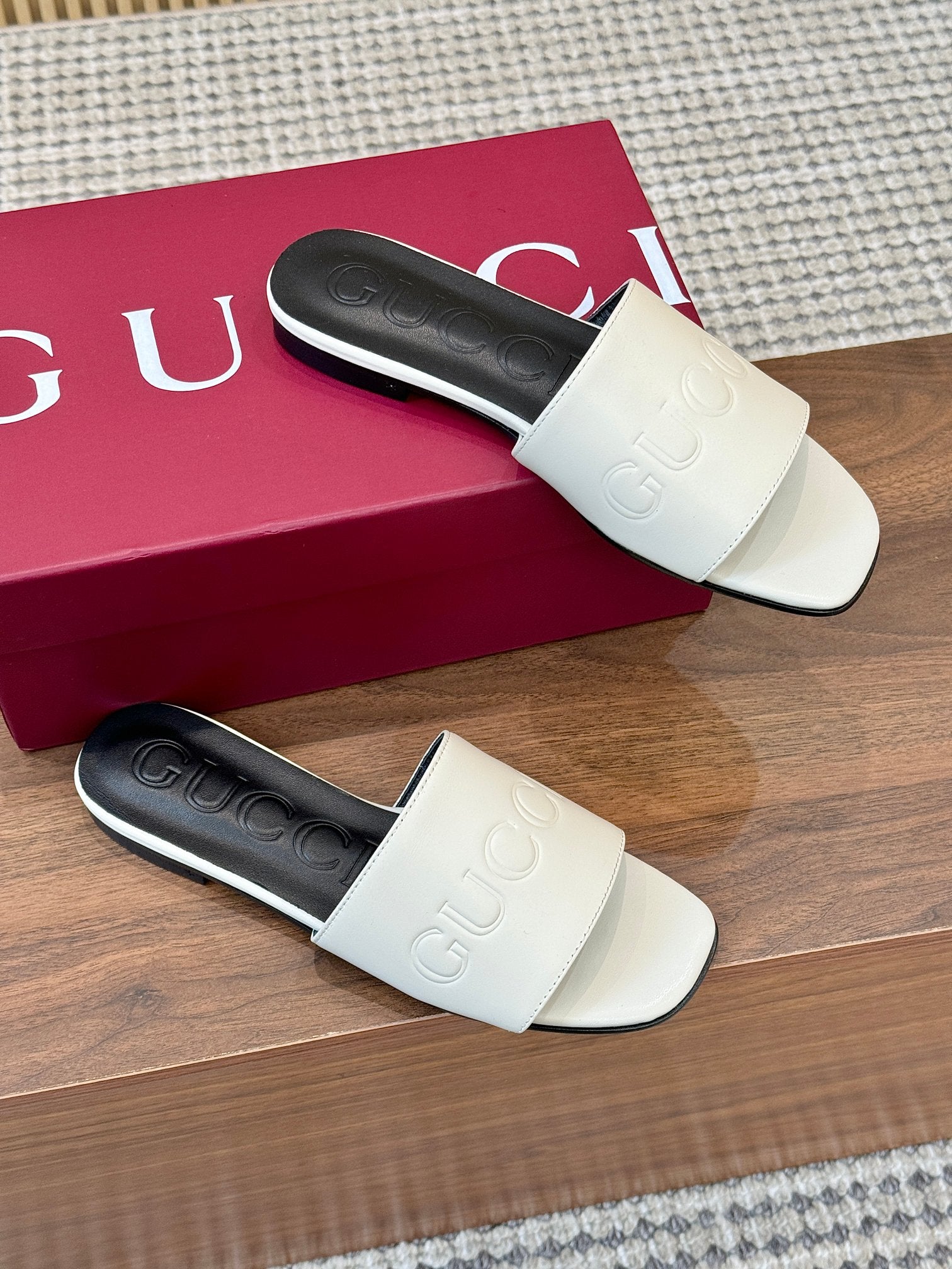 Double J Embossed Slide Sandals — 2026 Spring/Summer 🩴✨