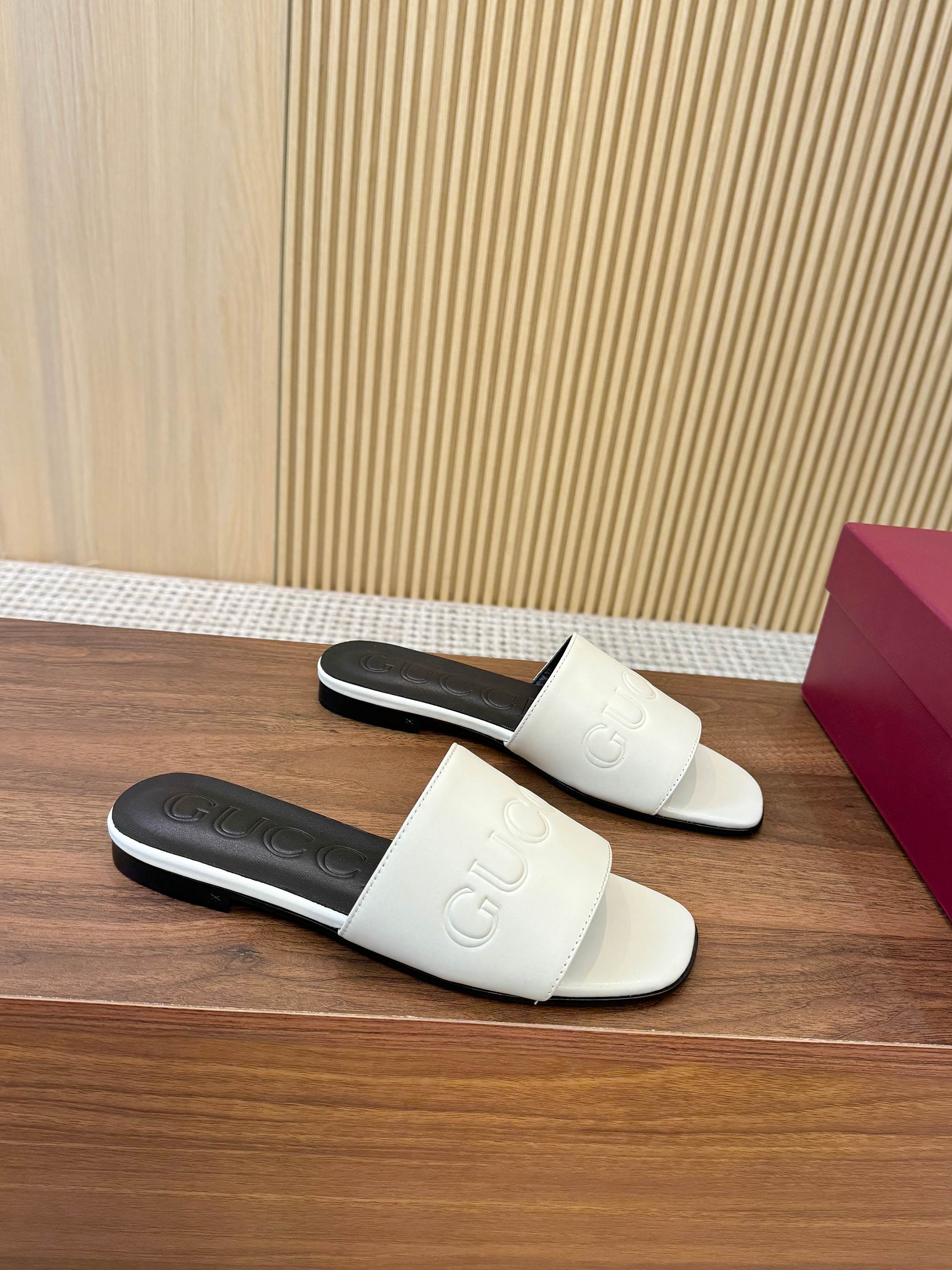 Double J Embossed Slide Sandals — 2026 Spring/Summer 🩴✨