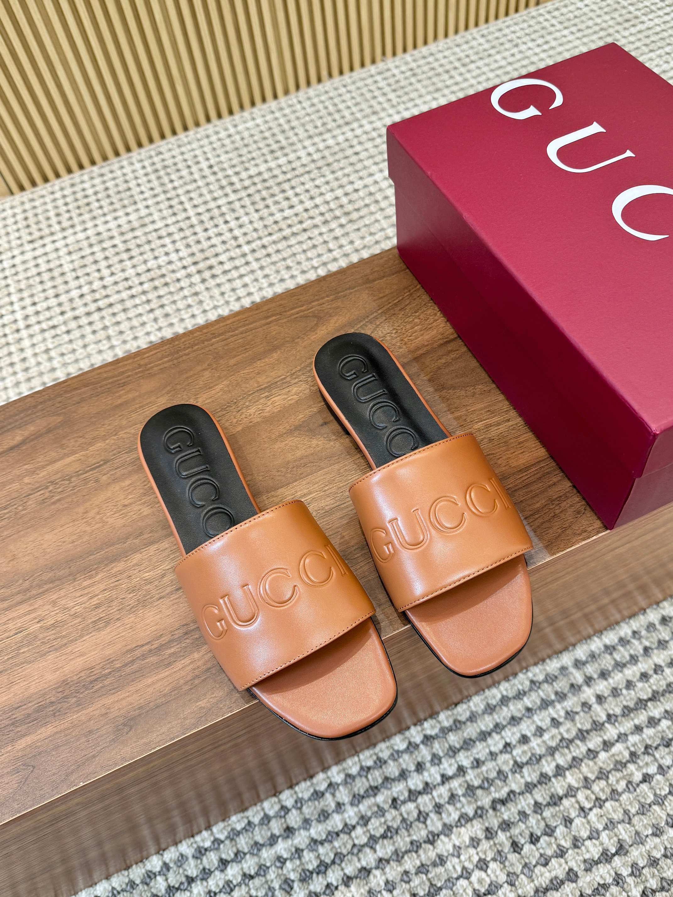Double J Embossed Slide Sandals — 2026 Spring/Summer 🩴✨