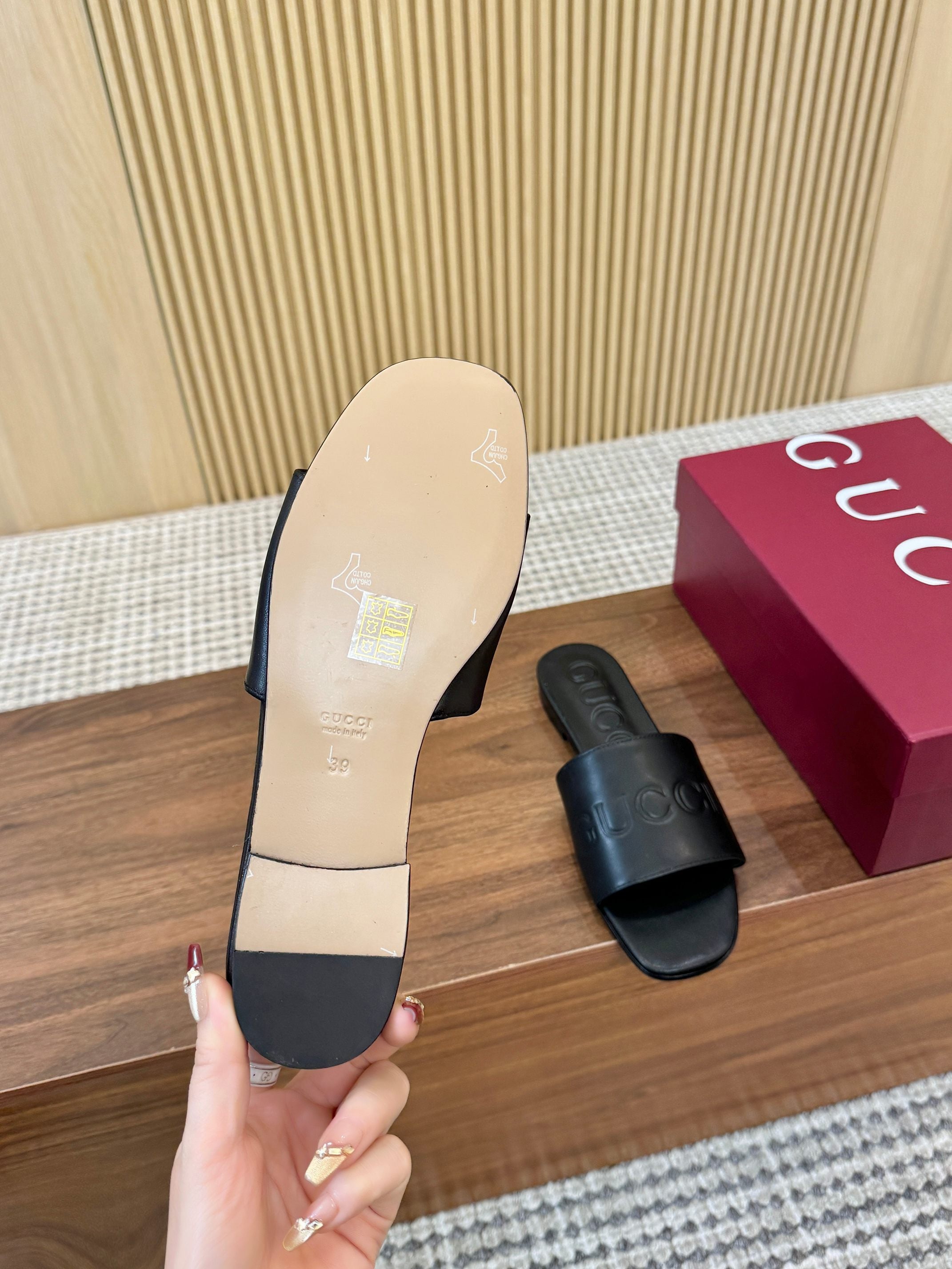 Double J Embossed Slide Sandals — 2026 Spring/Summer 🩴✨