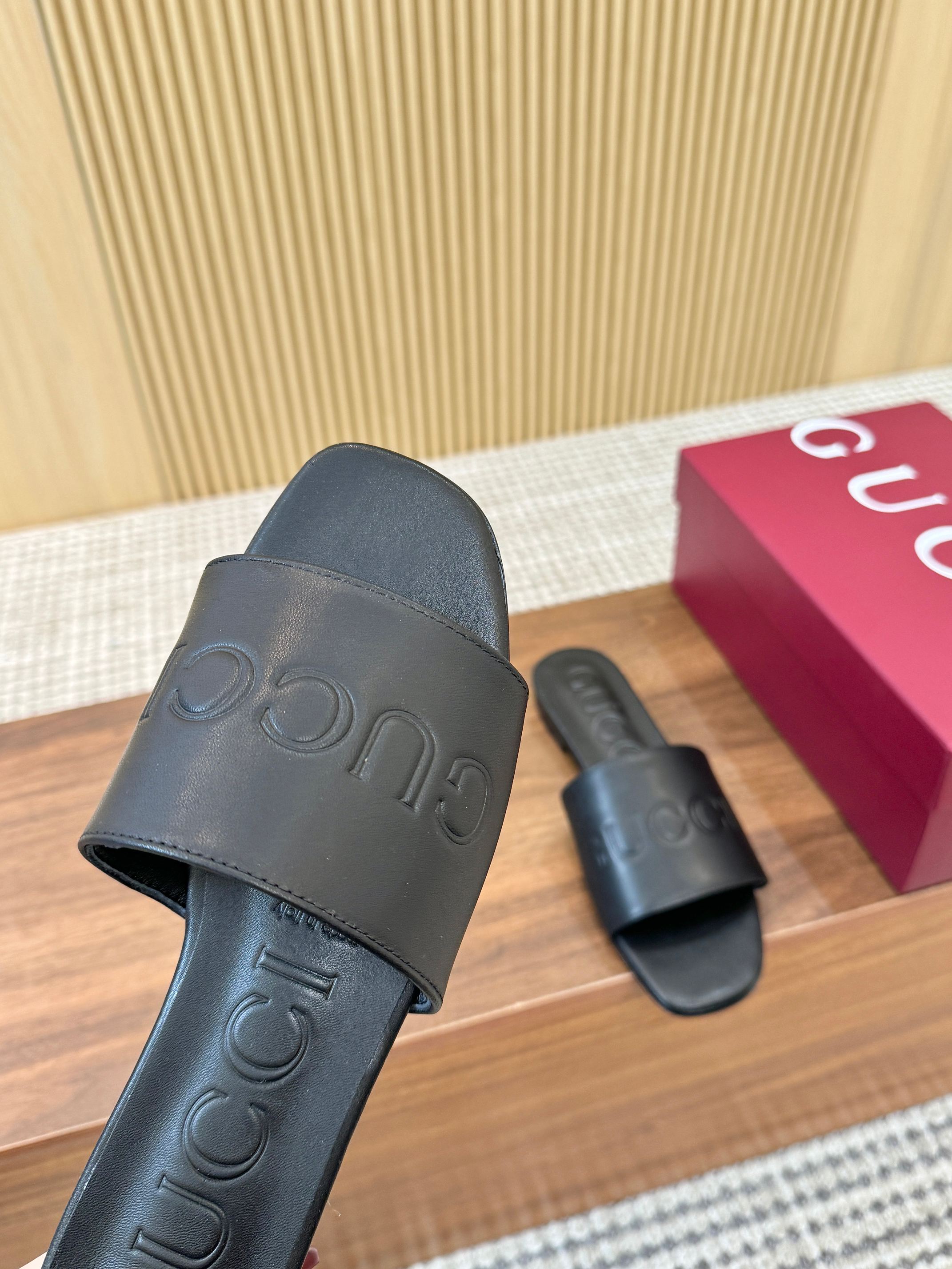 Double J Embossed Slide Sandals — 2026 Spring/Summer 🩴✨