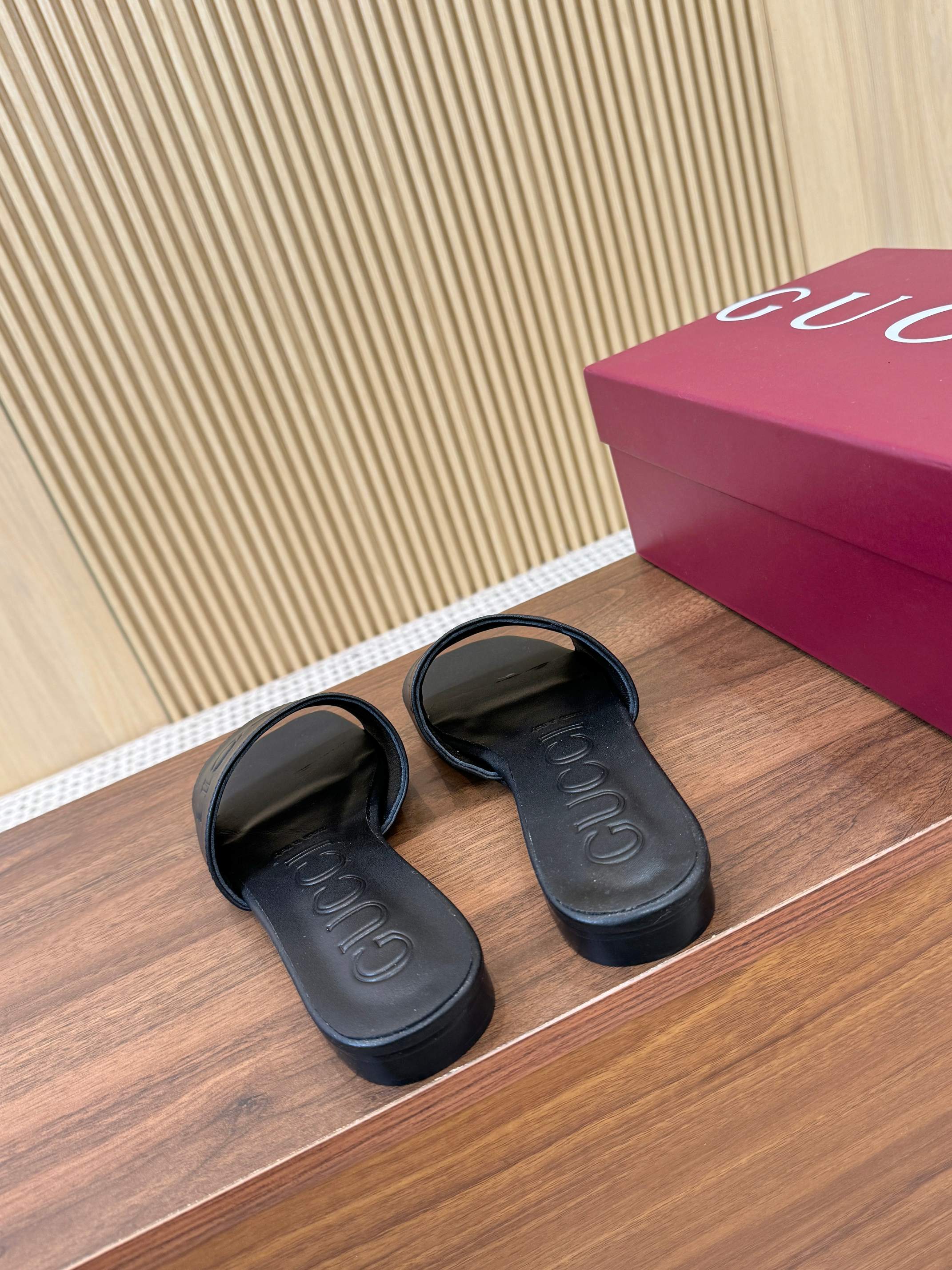 Double J Embossed Slide Sandals — 2026 Spring/Summer 🩴✨