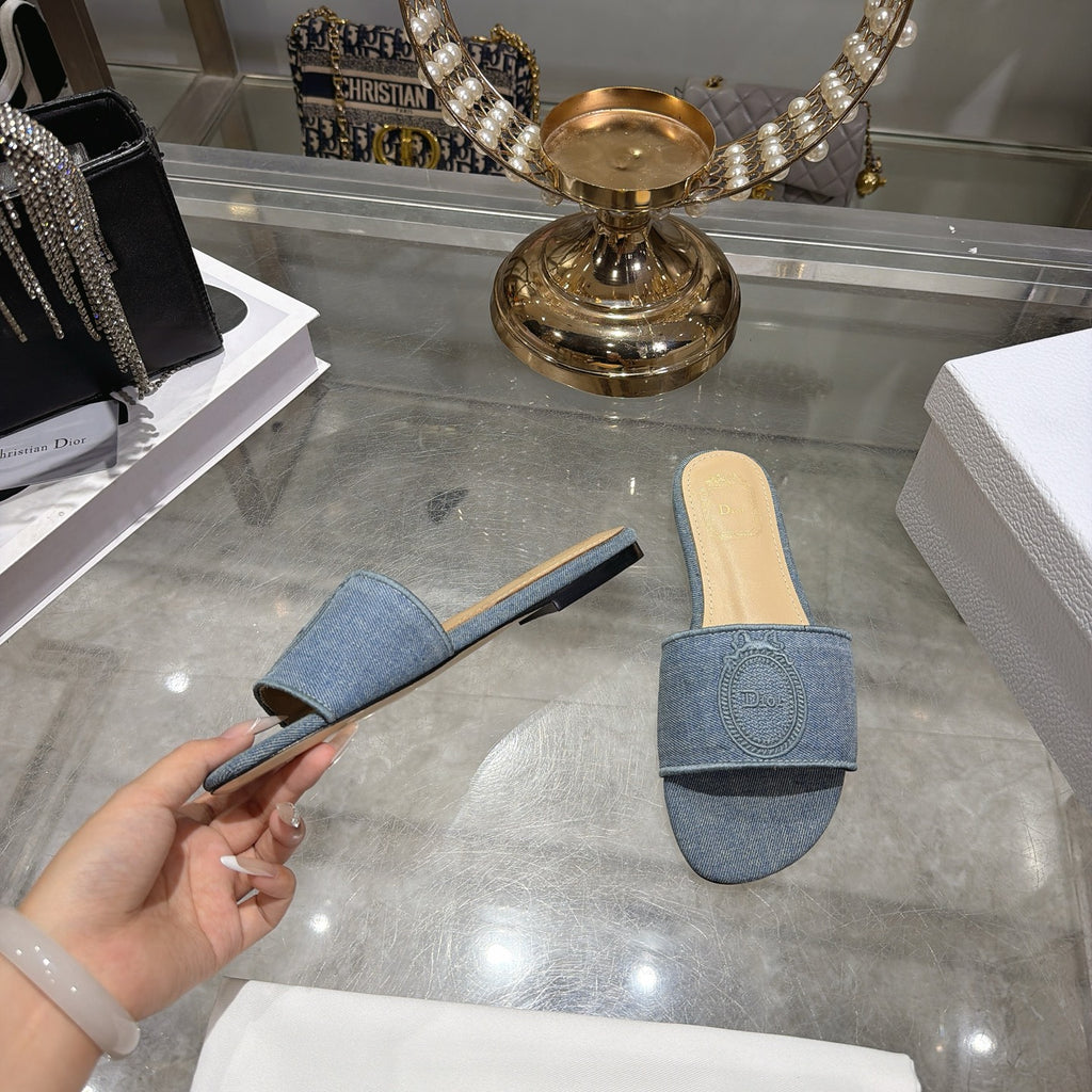 Logo Embroidered Block Heel Mule — 2026 Spring/Summer 👡✨