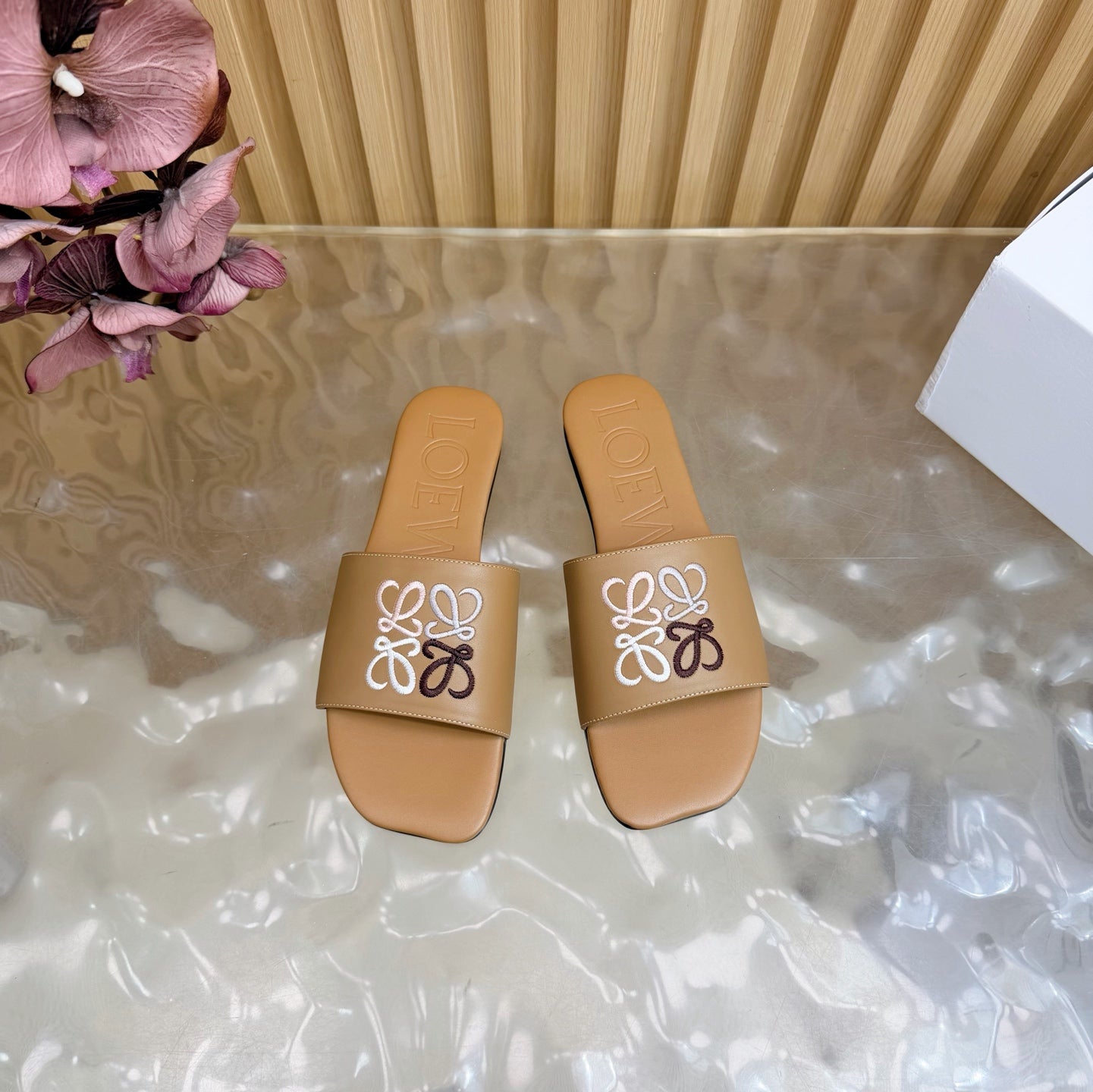 Pearl Buckle Embroidered Kitten Heel Mule — 2026 Spring/Summer 👡✨