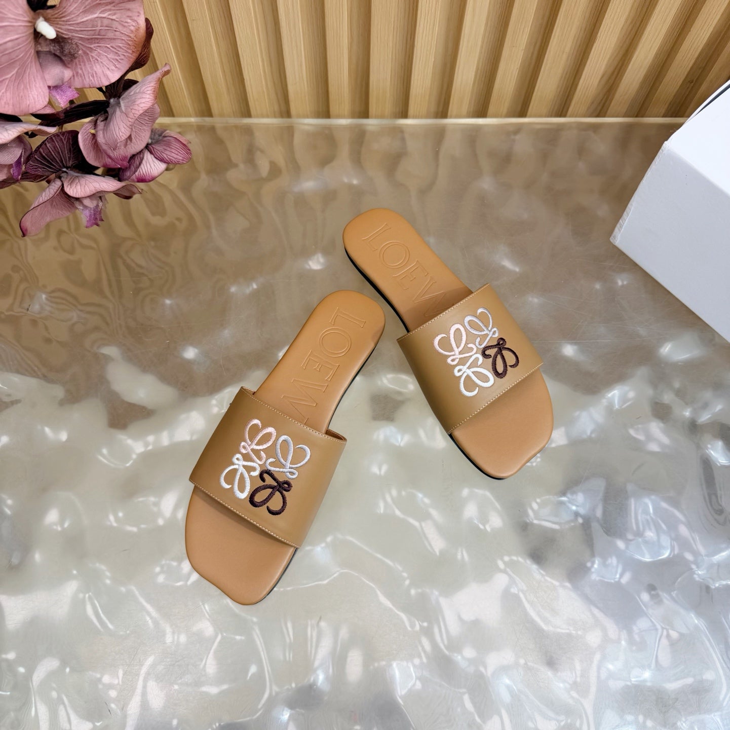 Pearl Buckle Embroidered Kitten Heel Mule — 2026 Spring/Summer 👡✨