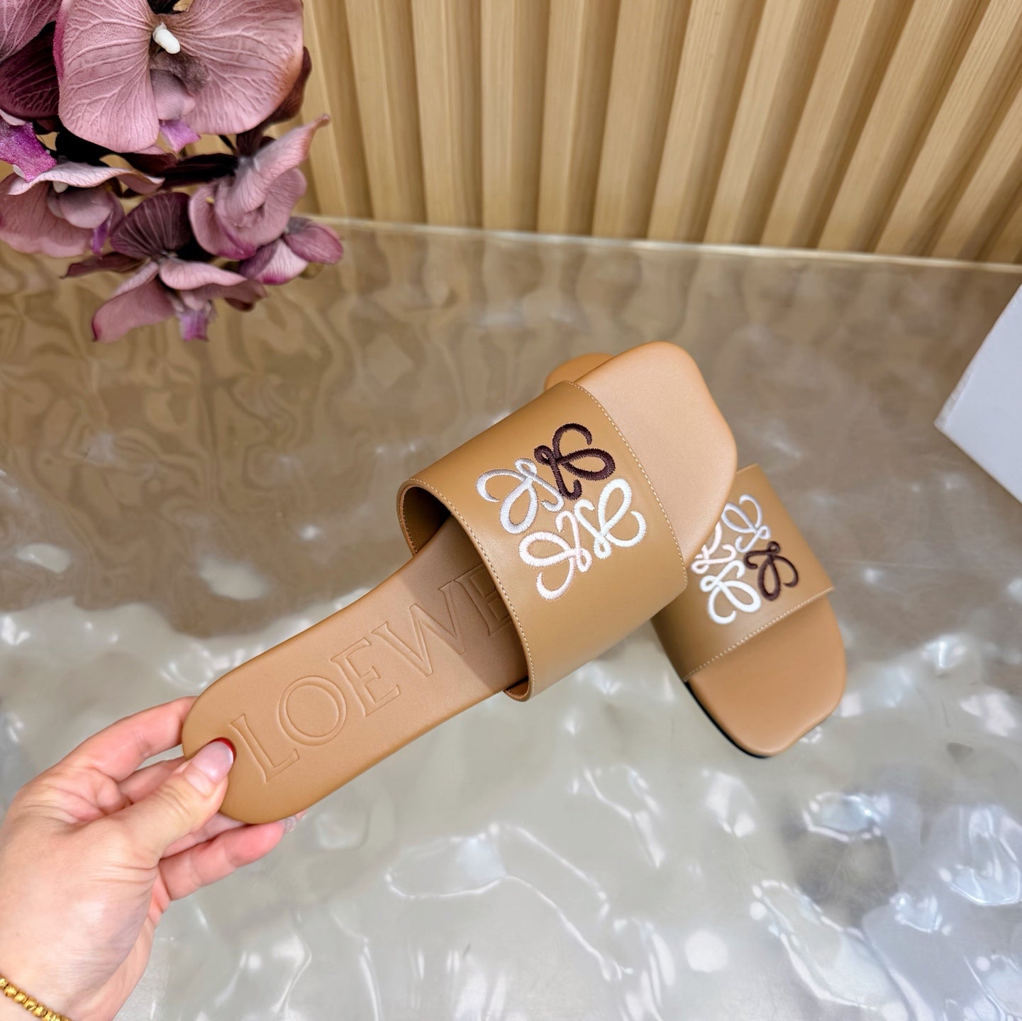 Pearl Buckle Embroidered Kitten Heel Mule — 2026 Spring/Summer 👡✨