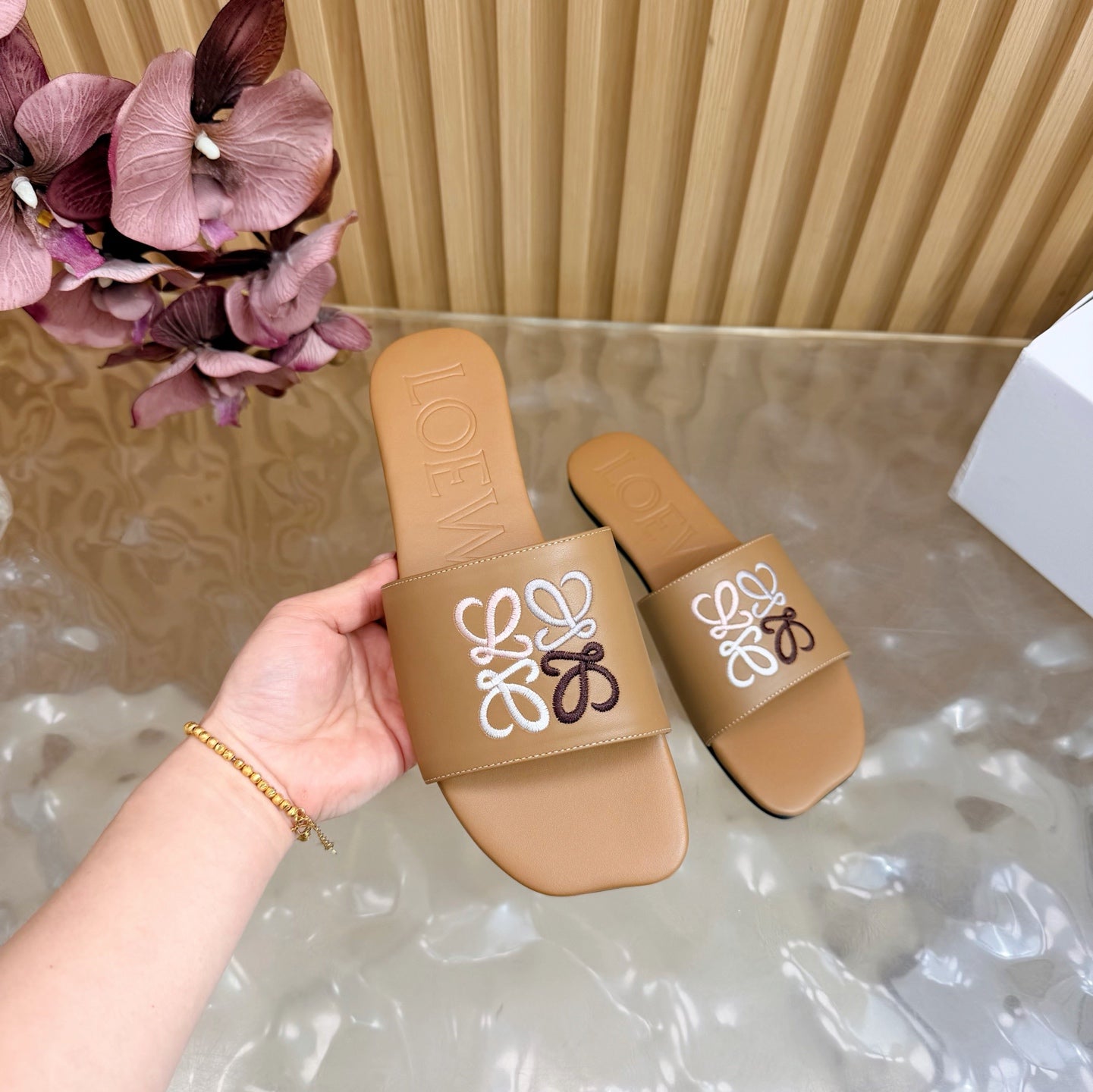 Pearl Buckle Embroidered Kitten Heel Mule — 2026 Spring/Summer 👡✨