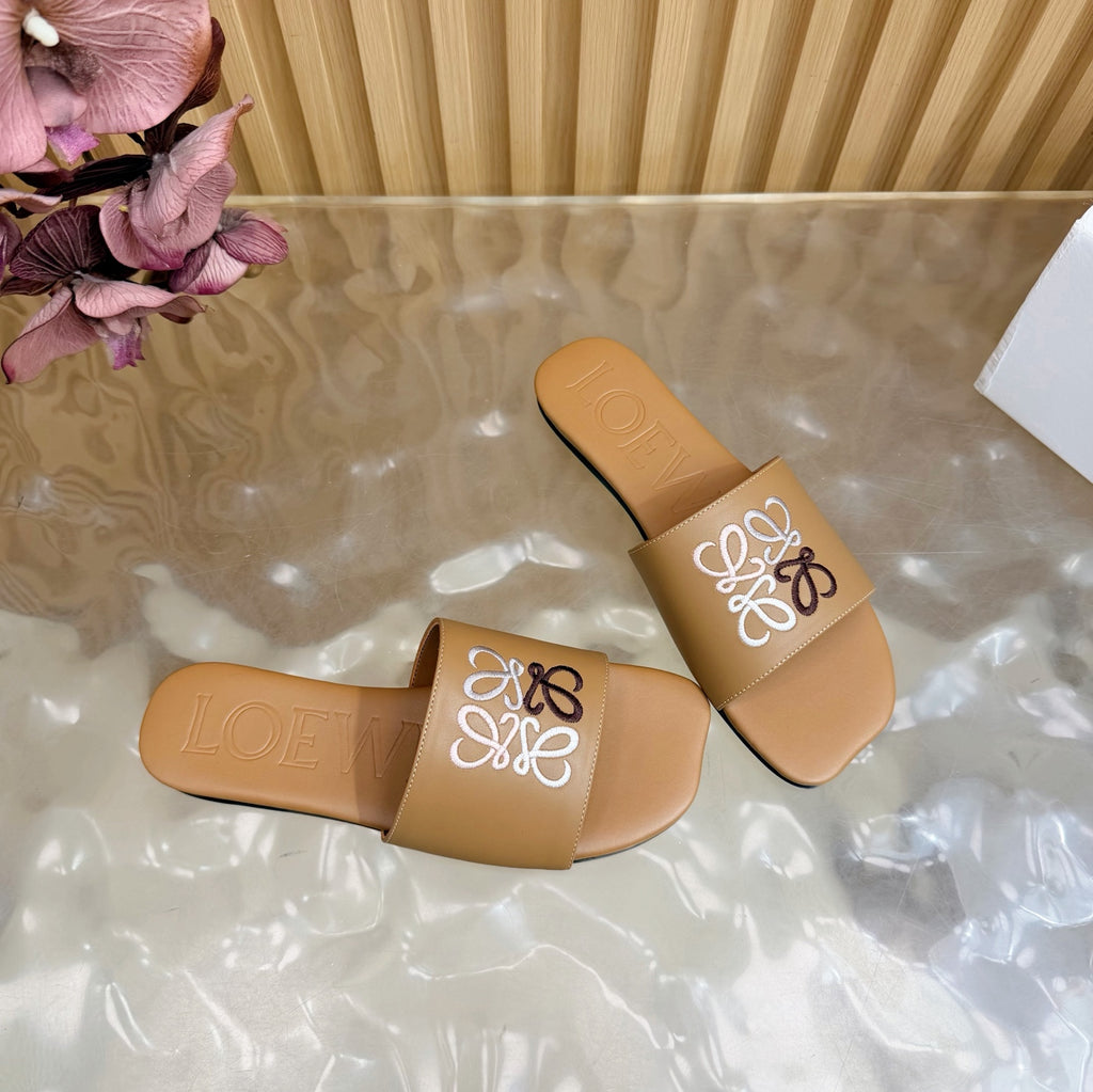 Pearl Buckle Embroidered Kitten Heel Mule — 2026 Spring/Summer 👡✨