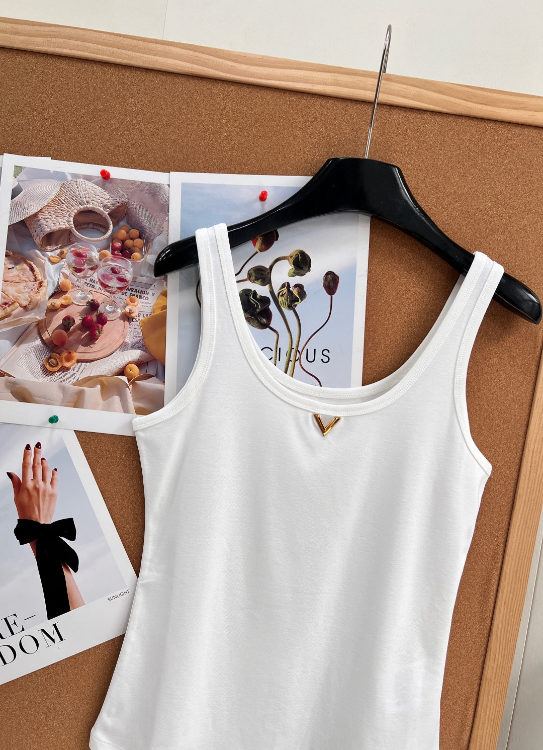 Metal V Logo Ribbed Slim Vest | White | S · M · L