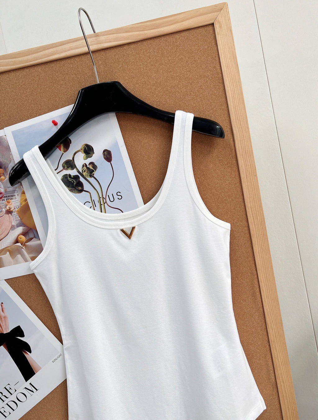 Metal V Logo Ribbed Slim Vest | White | S · M · L