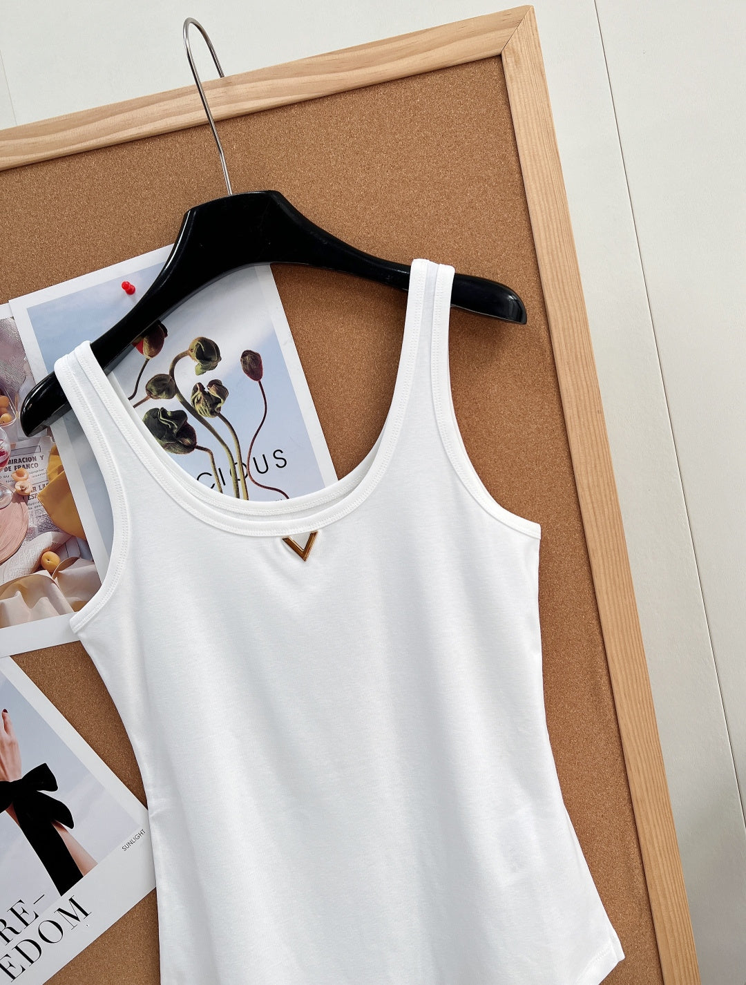 Metal V Logo Ribbed Slim Vest | White | S · M · L