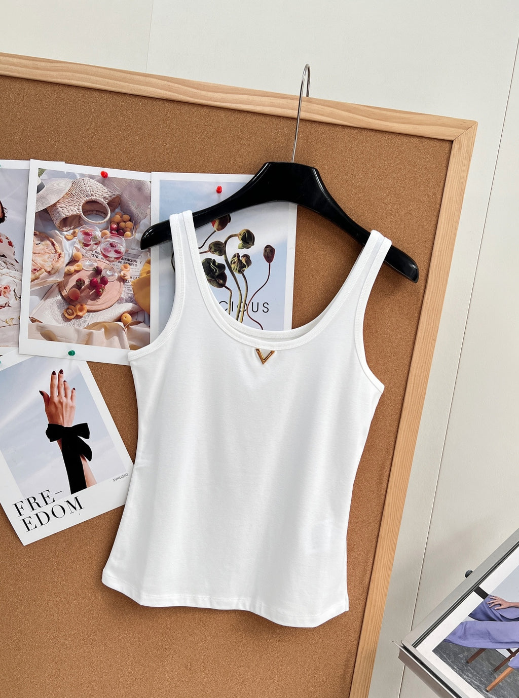 Metal V Logo Ribbed Slim Vest | White | S · M · L