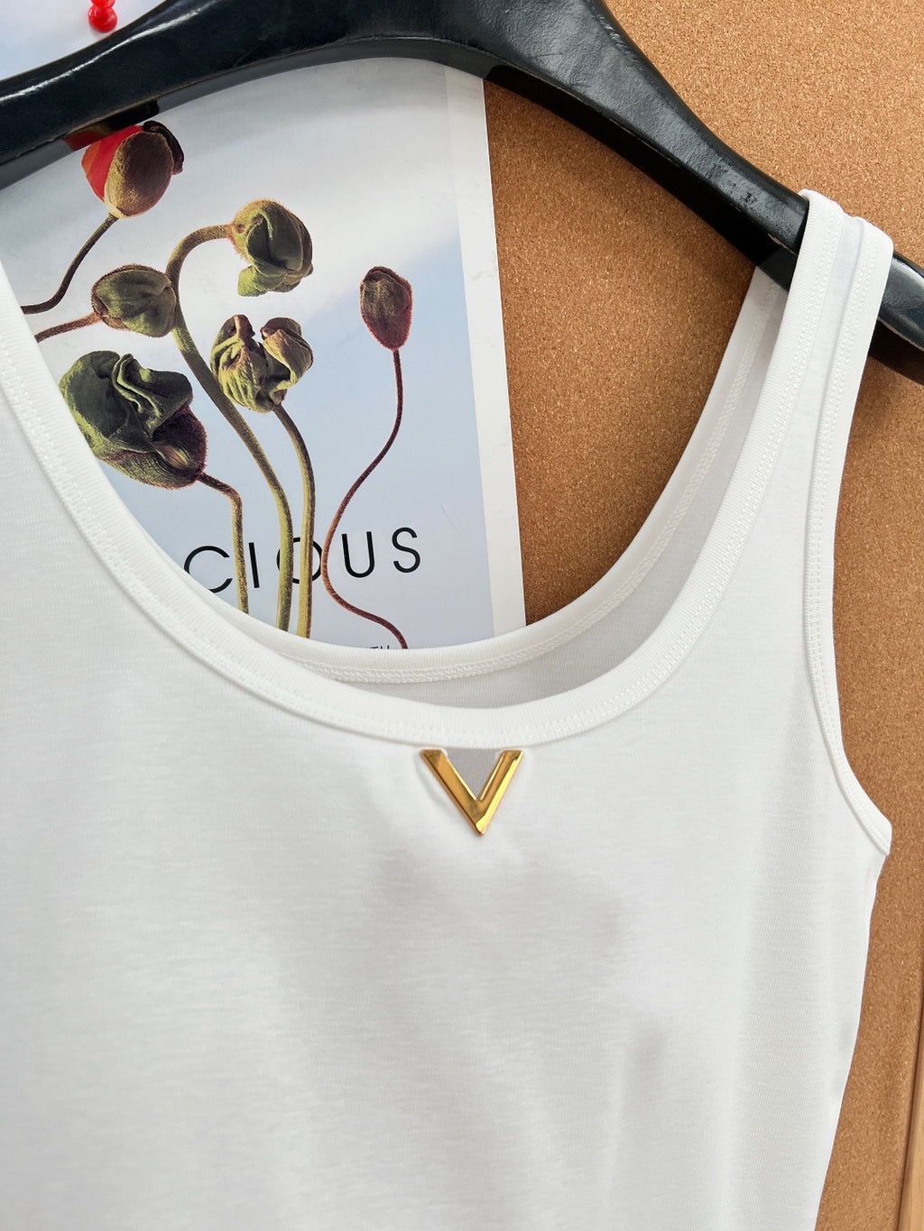Metal V Logo Ribbed Slim Vest | White | S · M · L