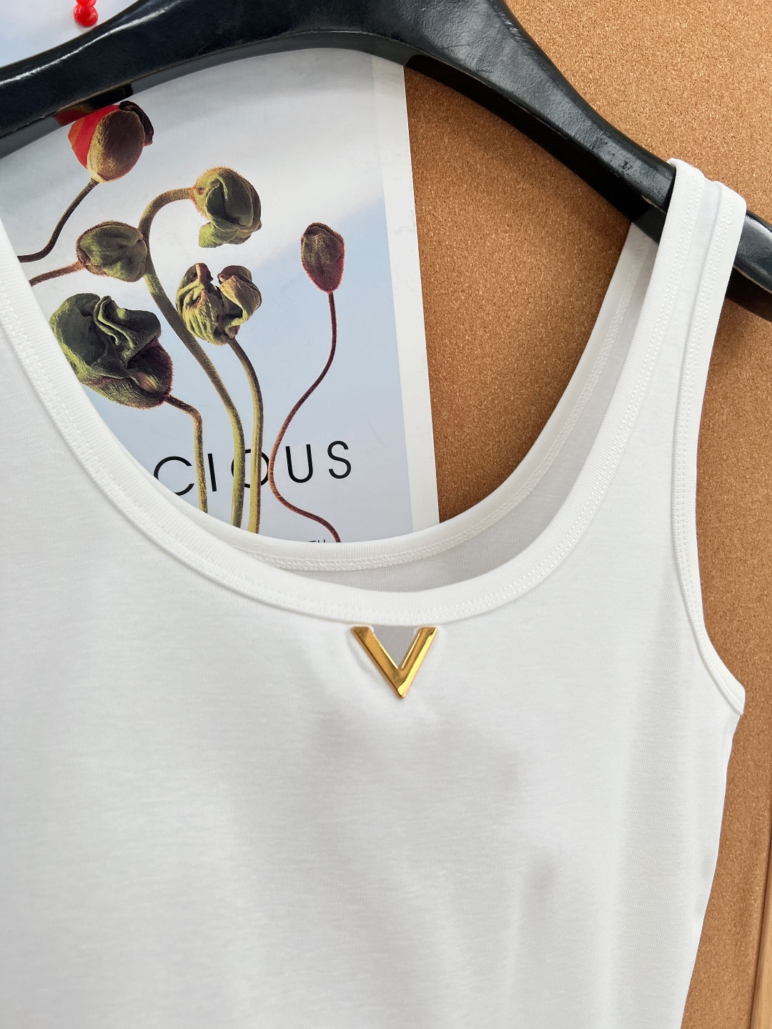 Metal V Logo Ribbed Slim Vest | White | S · M · L