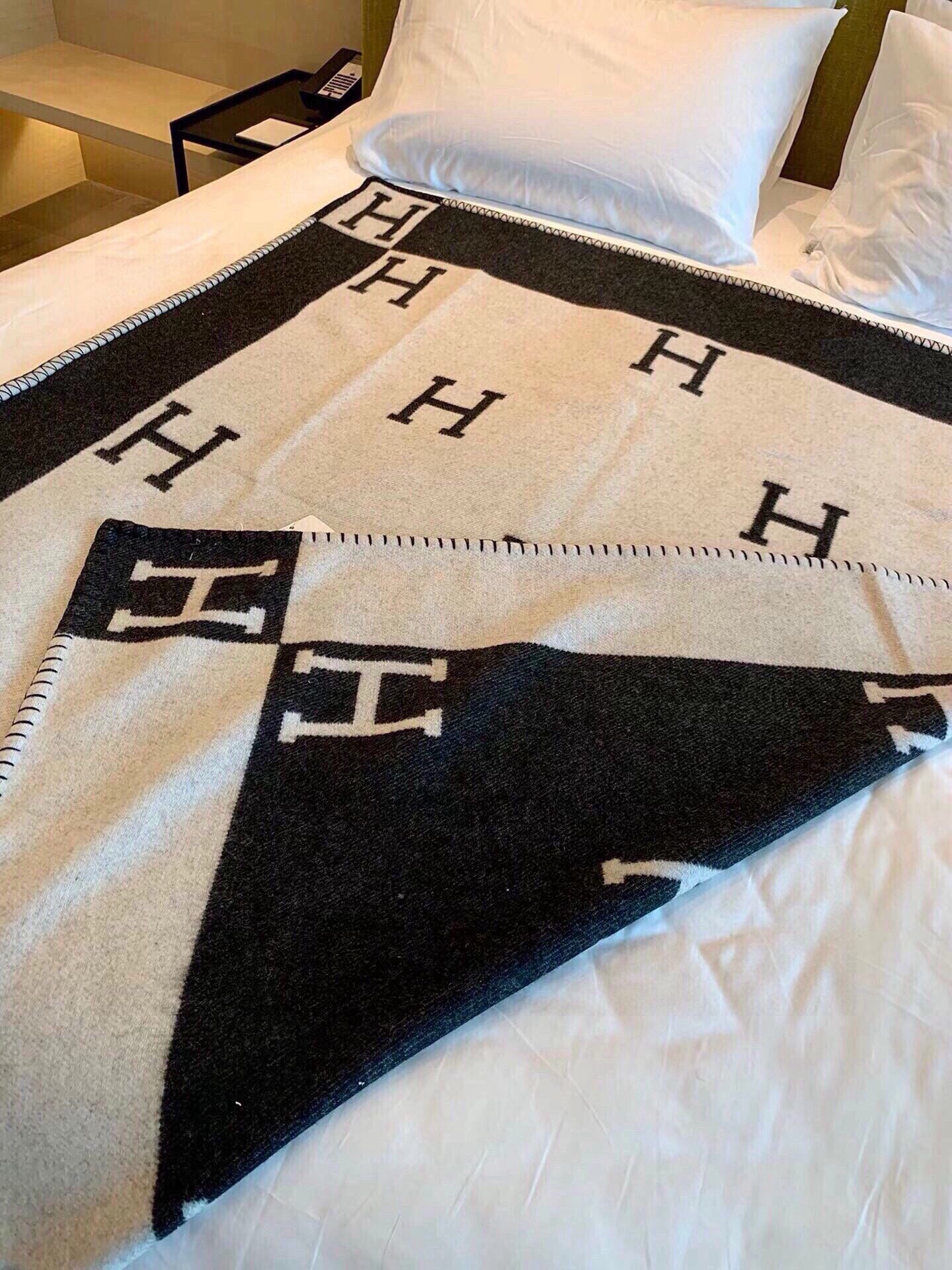 Merino Wool &  Cashmere Throw Blanket | Double-Sided Jacquard |