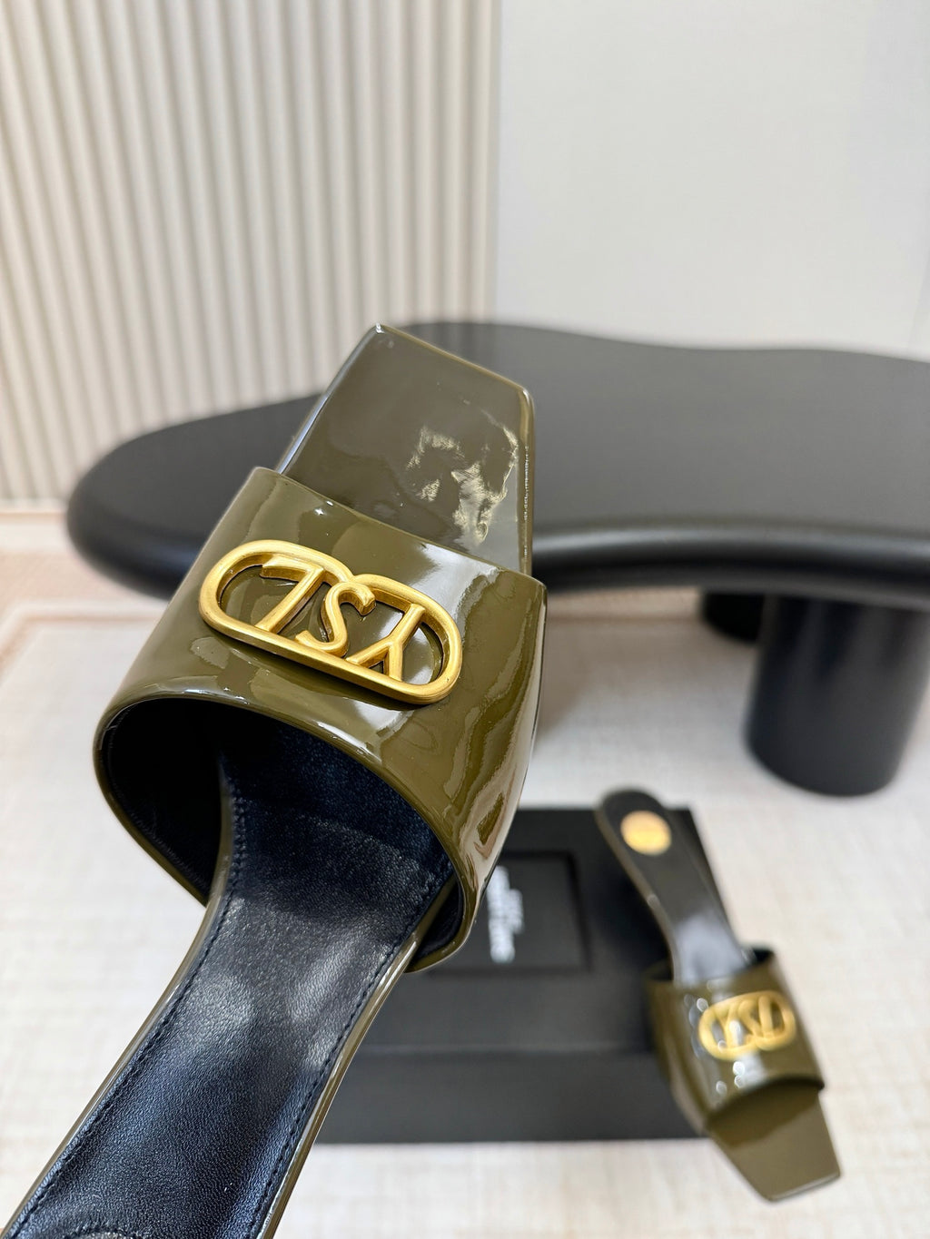 Y Pointed-Toe Heeled Mule