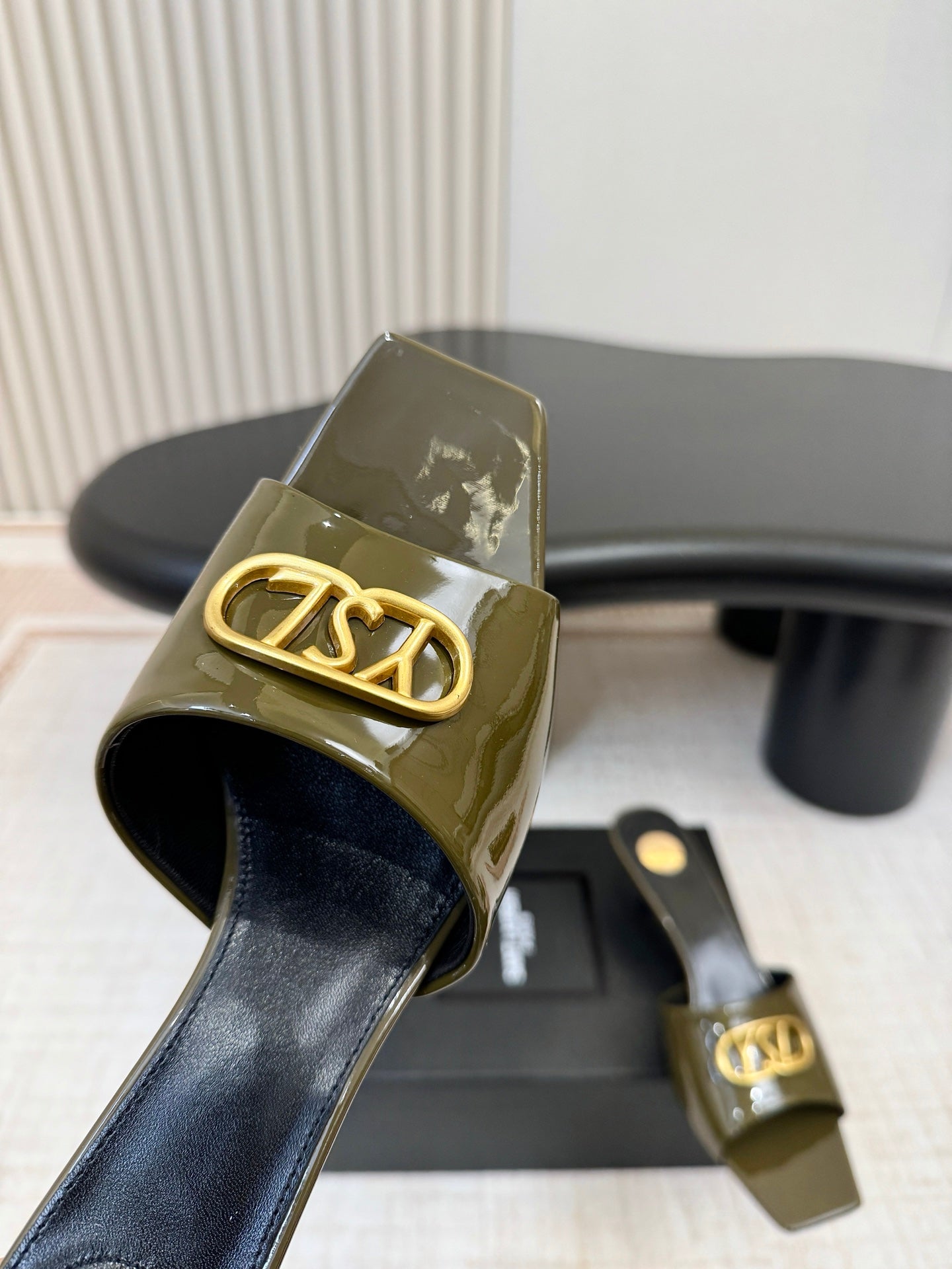 Y Pointed-Toe Heeled Mule