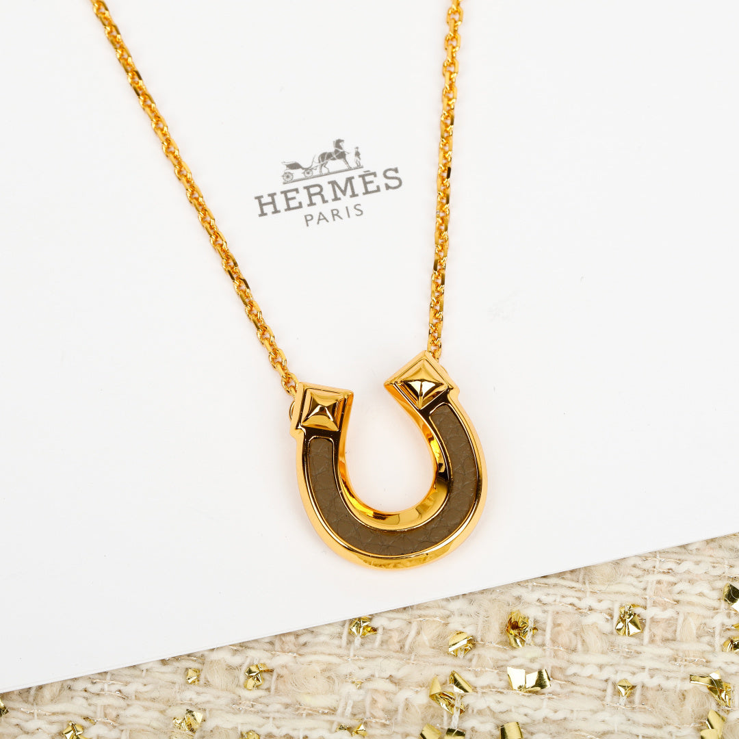 Tonnerre Horse Shoe Necklace