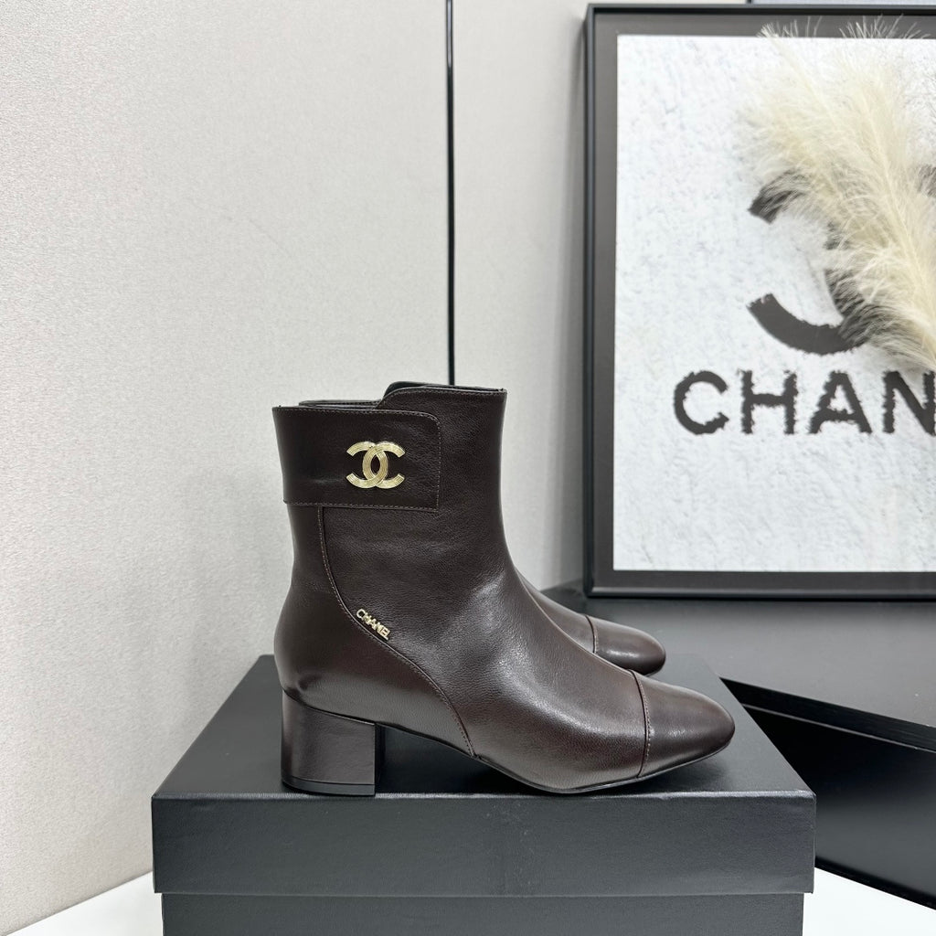 26P AW Metal Logo Ankle Boot