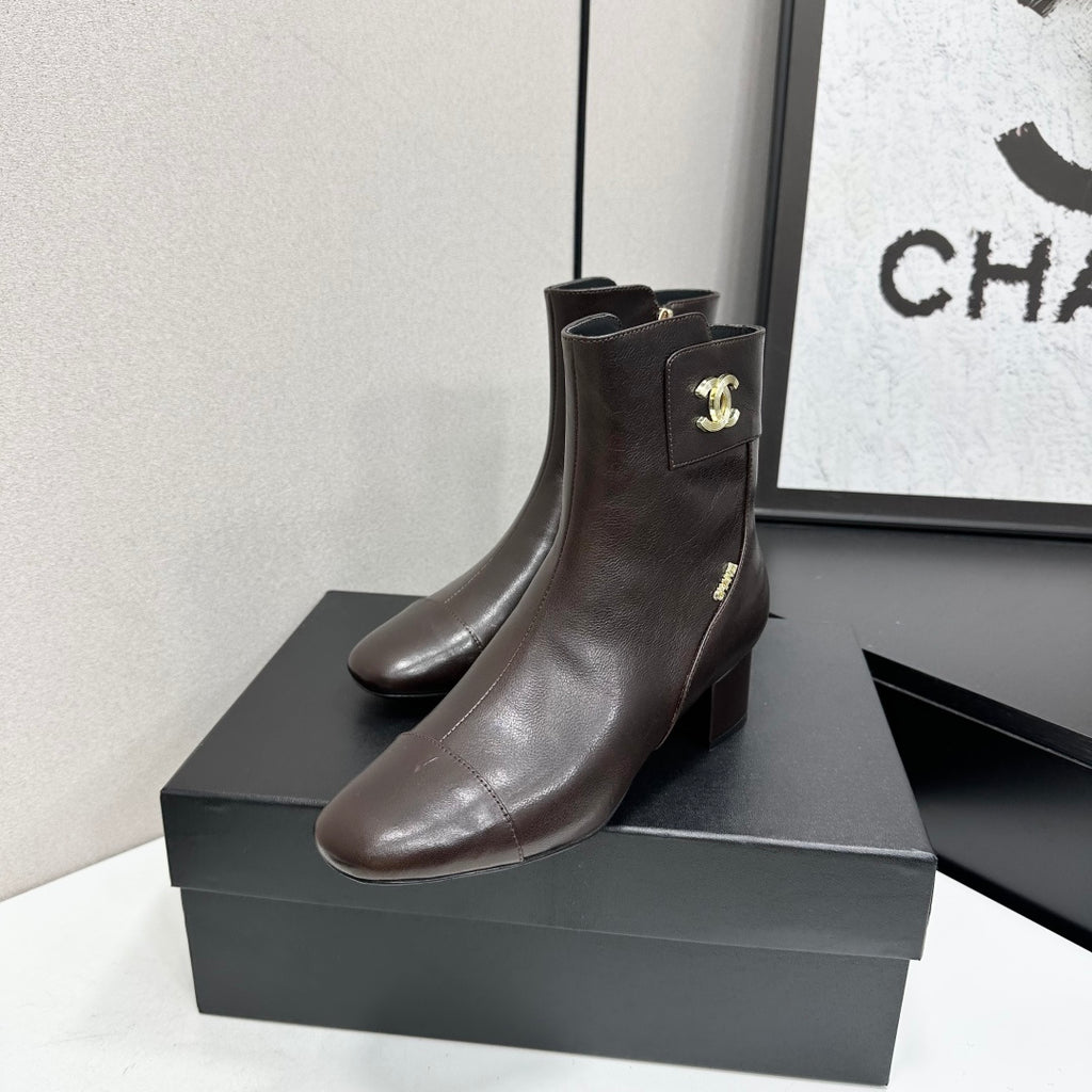 26P AW Metal Logo Ankle Boot