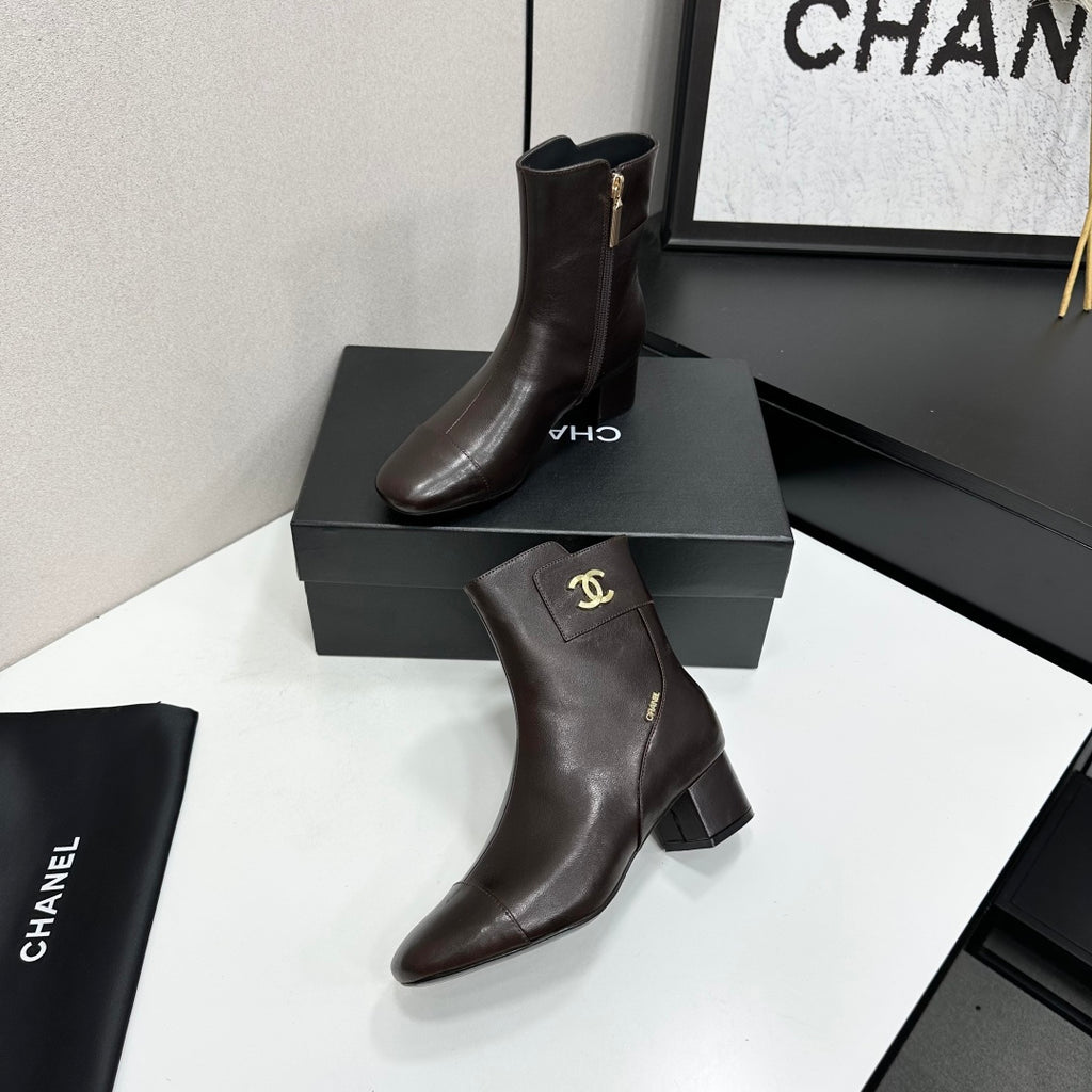 26P AW Metal Logo Ankle Boot