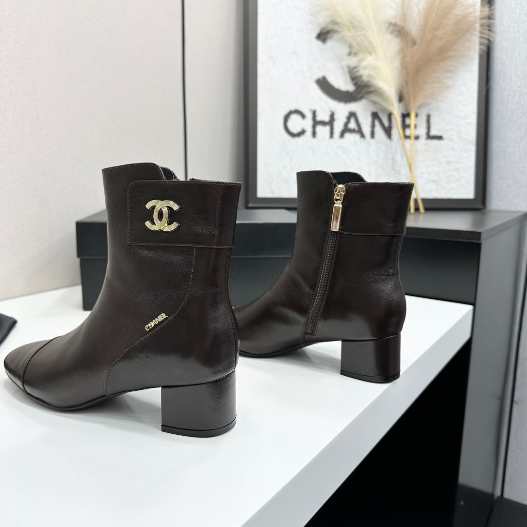26P AW Metal Logo Ankle Boot