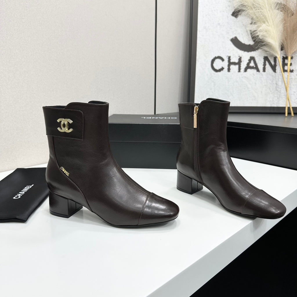 26P AW Metal Logo Ankle Boot
