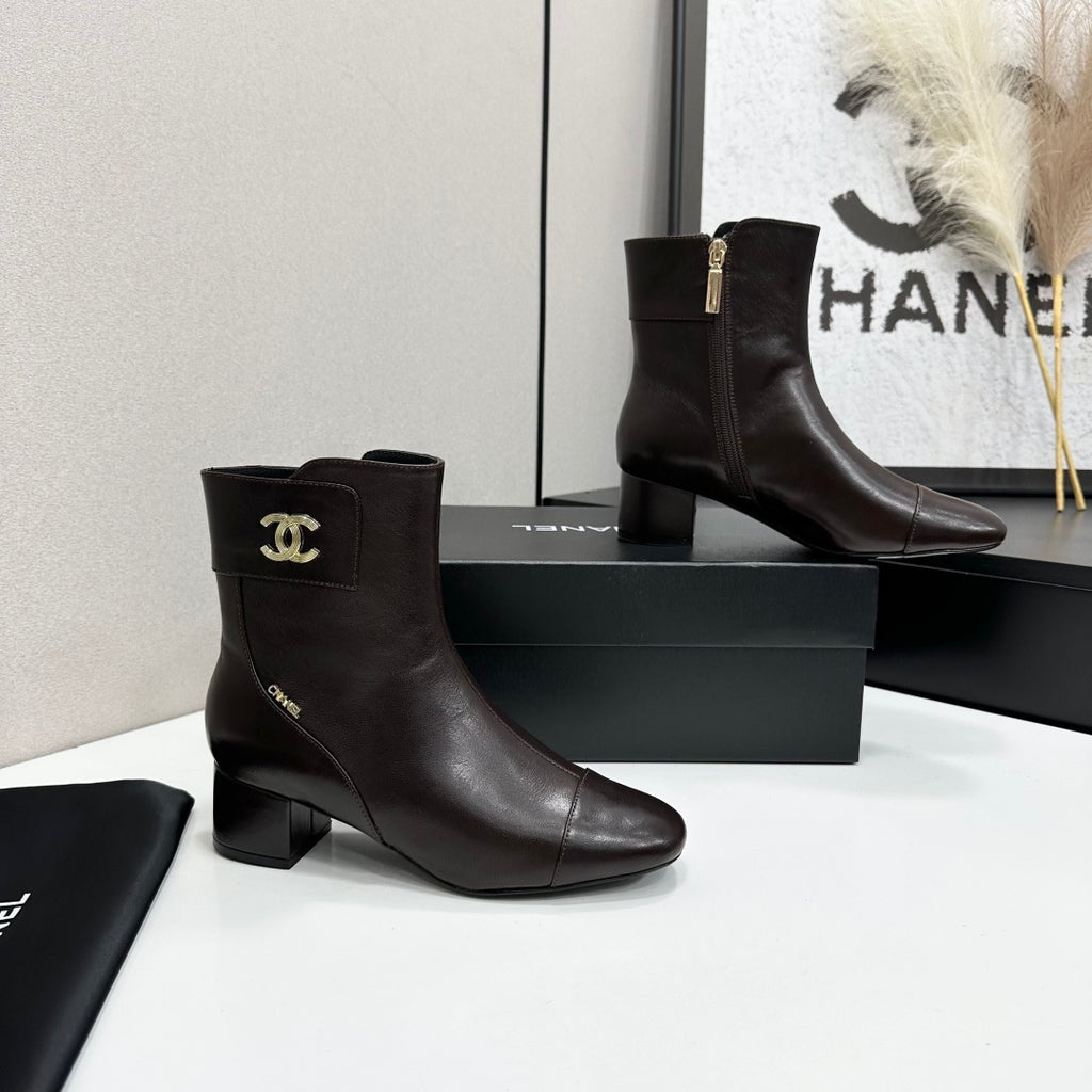 26P AW Metal Logo Ankle Boot