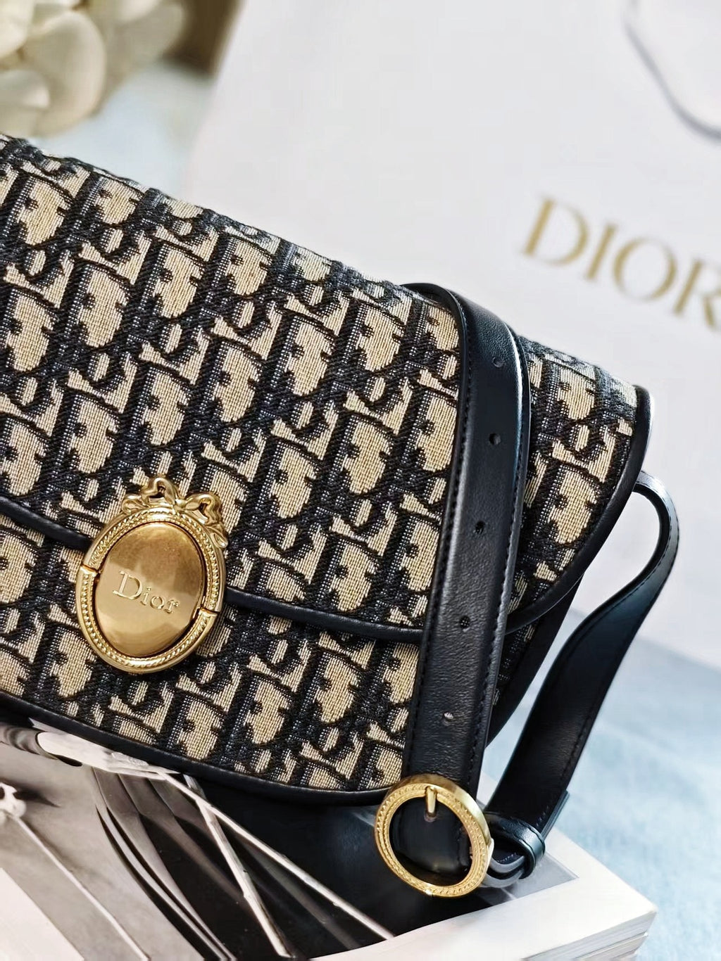 Médaillon Flap Bag — Medium | Premium Quality