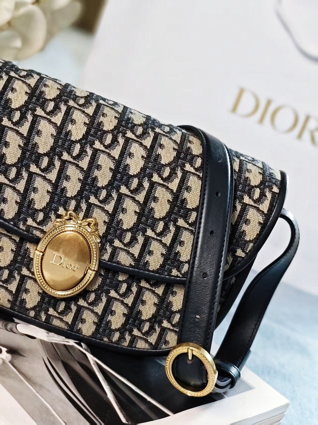 Médaillon Flap Bag — Medium | Premium Quality