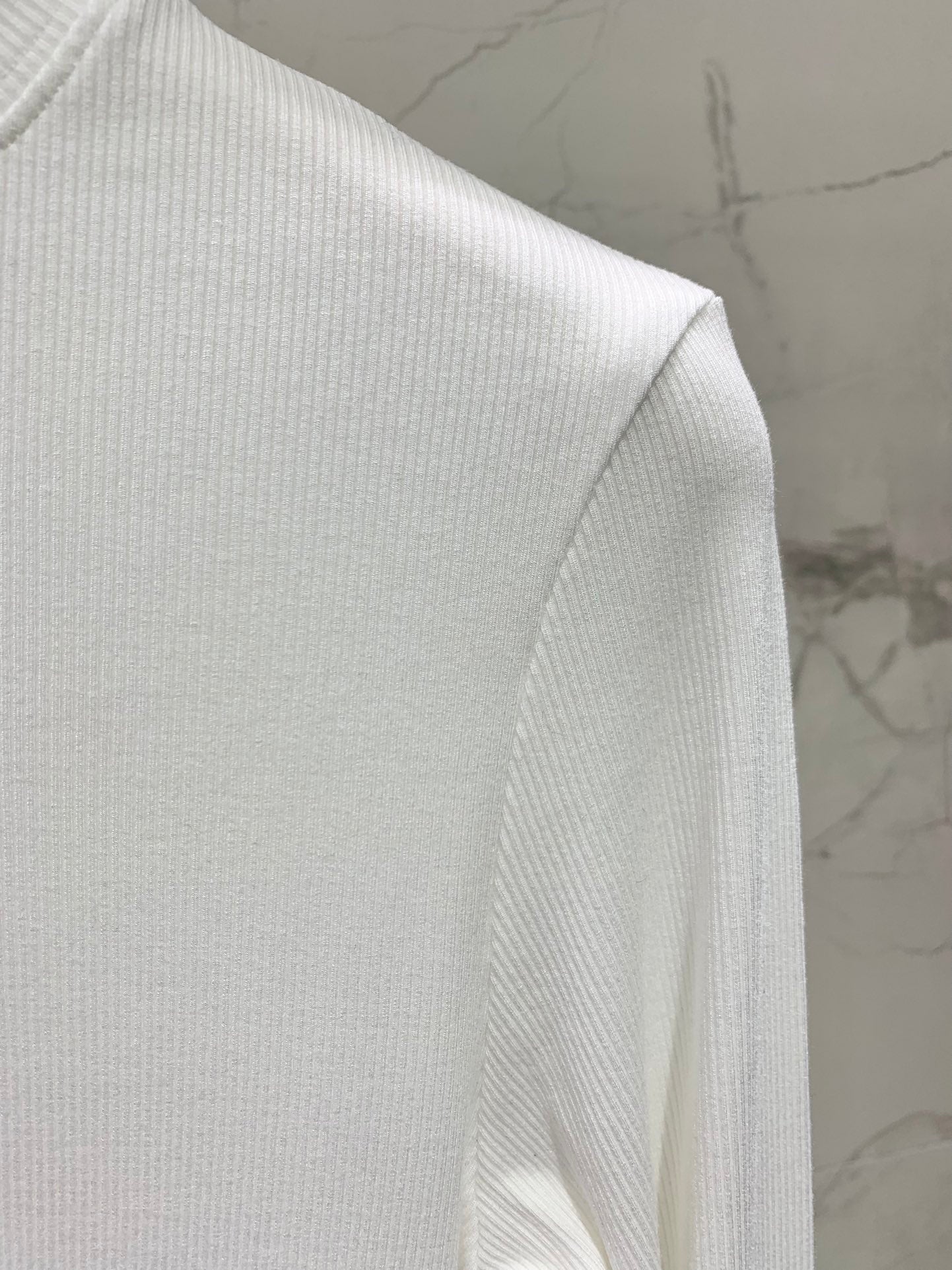 BEYAZ UZUN KOLLU TSHİRT