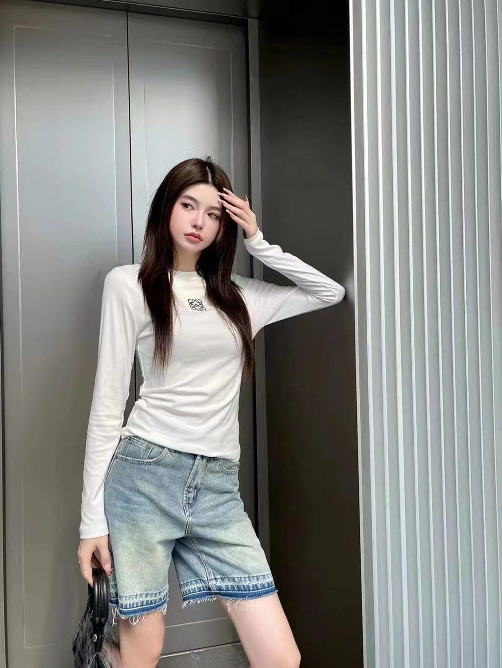 BEYAZ UZUN KOLLU TSHİRT