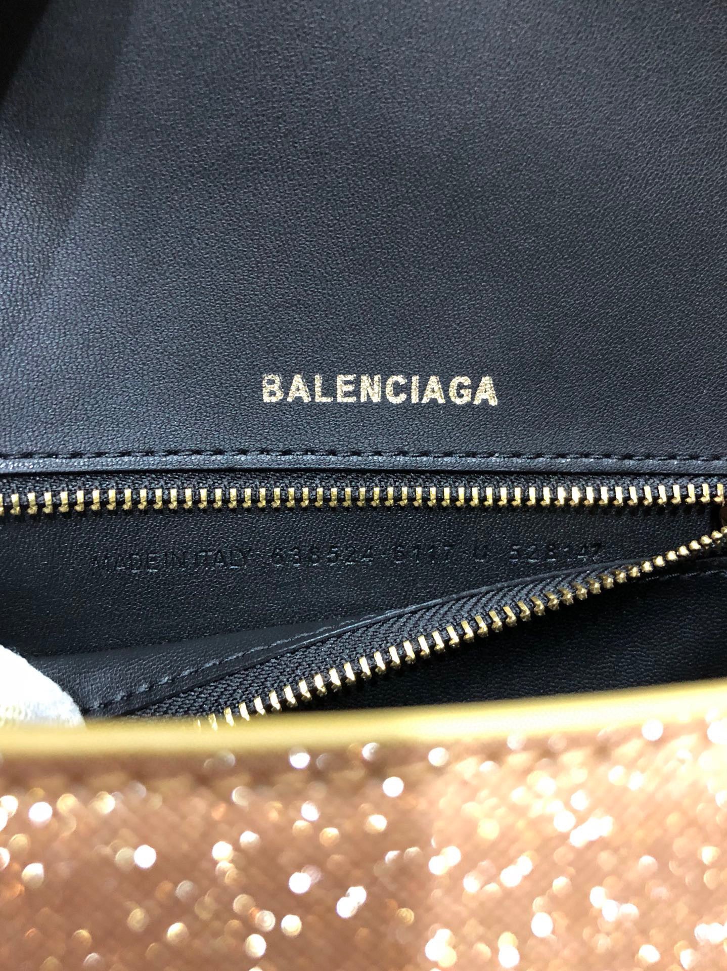 Introducing the Ba*len*cia*ga Hourglass Bag: Elegance in Every Curve