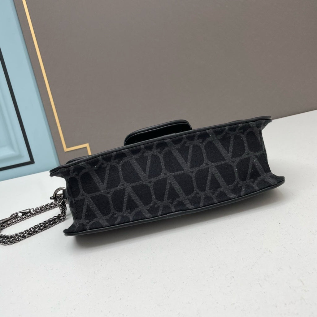 💗 V Signature Locò Calfskin Bag — Large