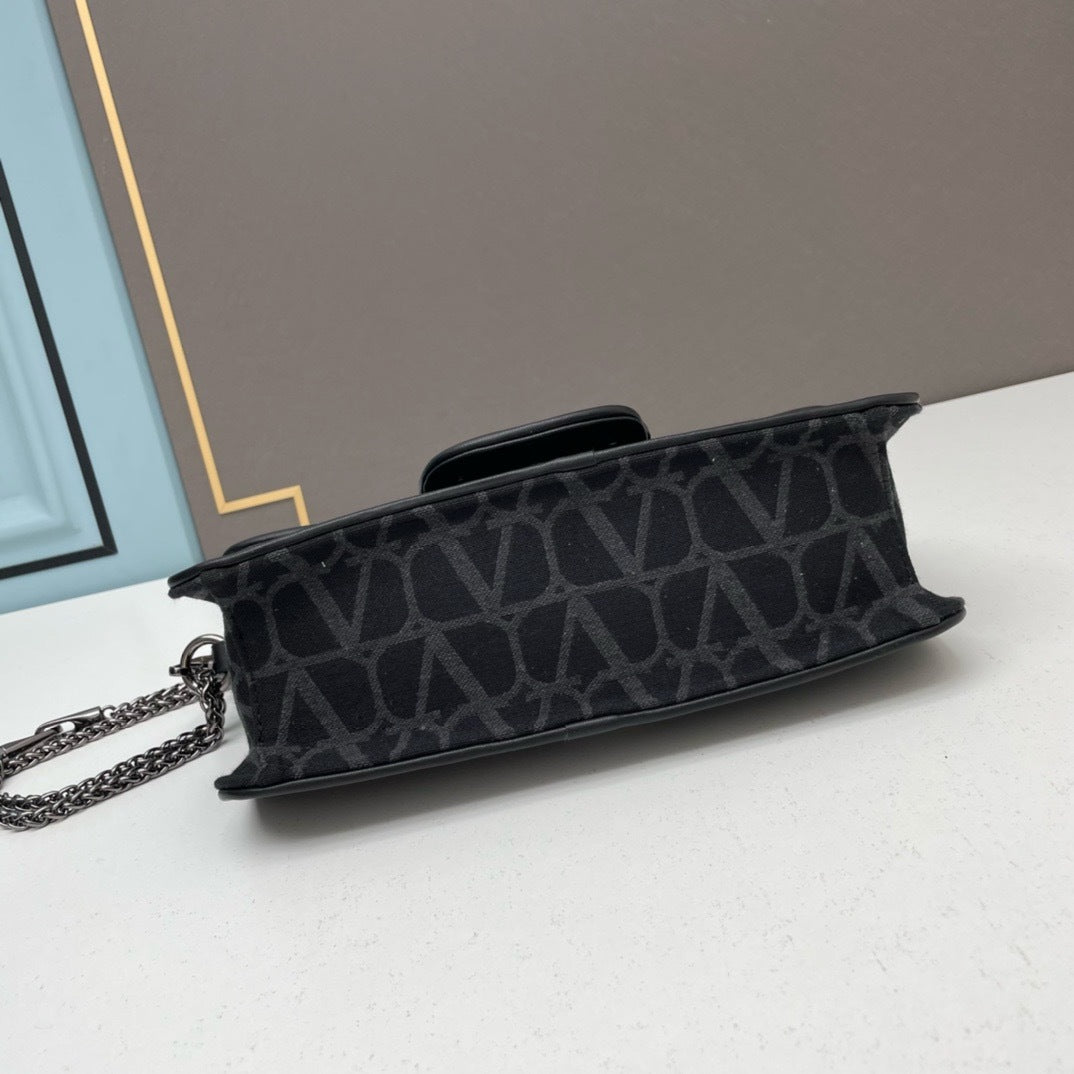 💗 V Signature Locò Calfskin Bag — Large